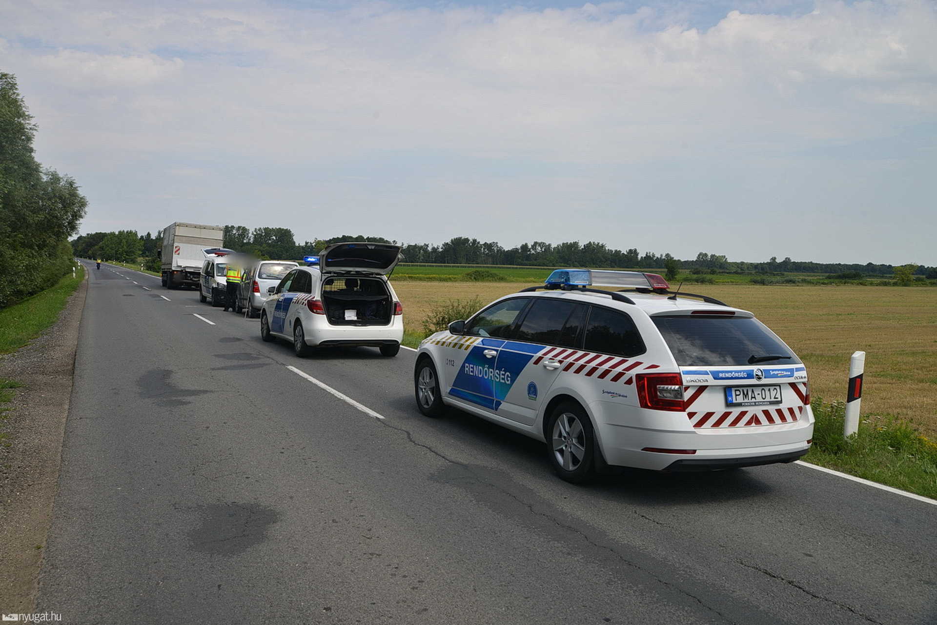 Előzésben lévő teherautóval ütközött egy Suzuki Rum közelében