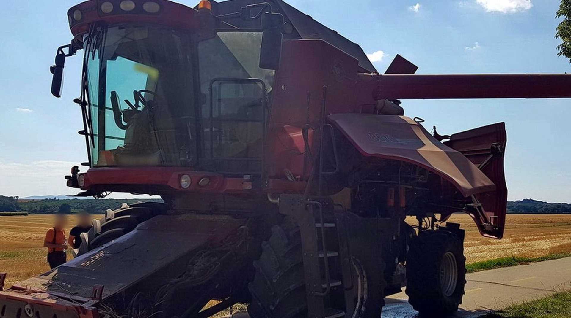 Kigyulladt egy kombájn Zsirán