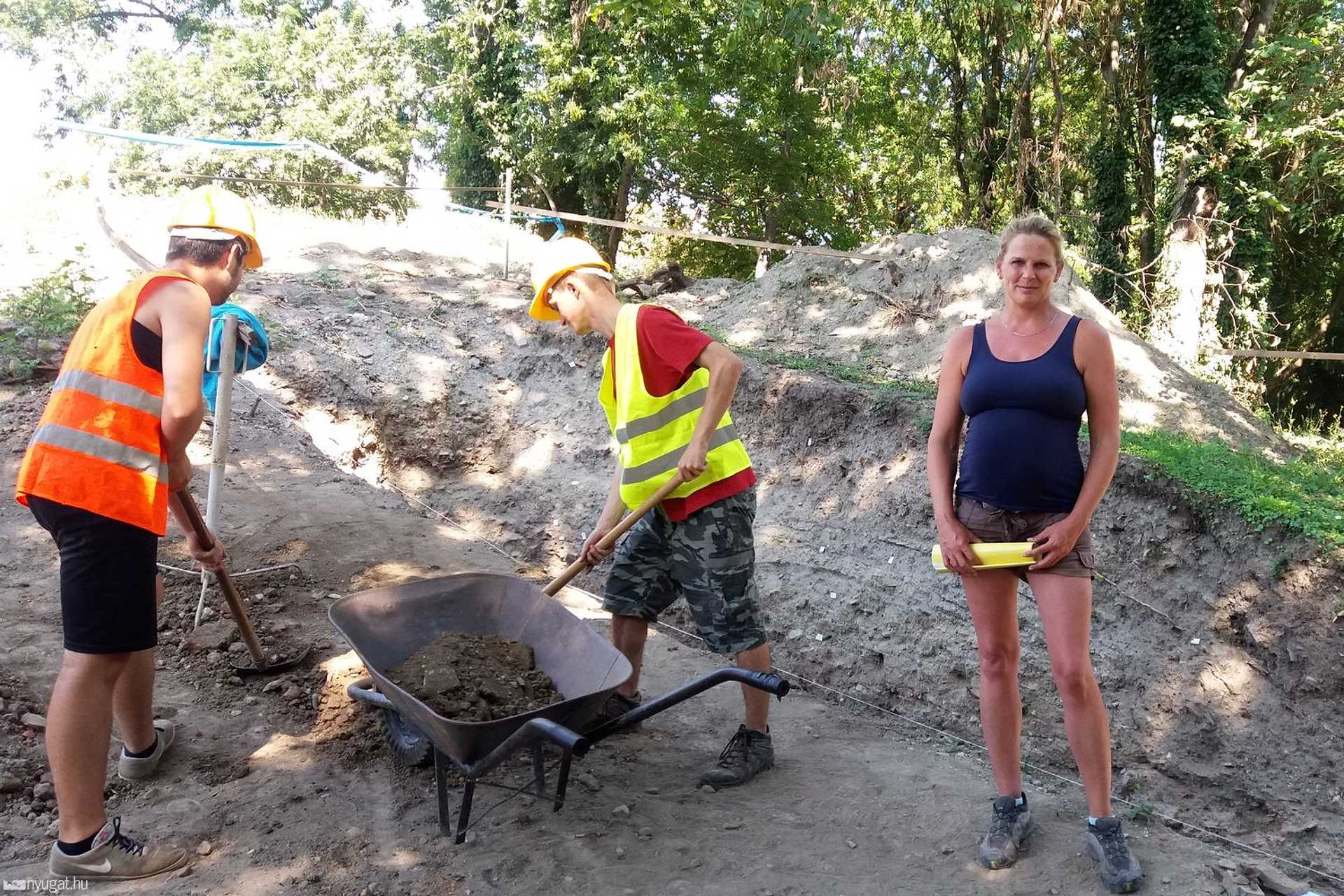 Tárczy-Mladoniczki Réka intézményvezető régésszel és a munkásokkal az ásatáson
