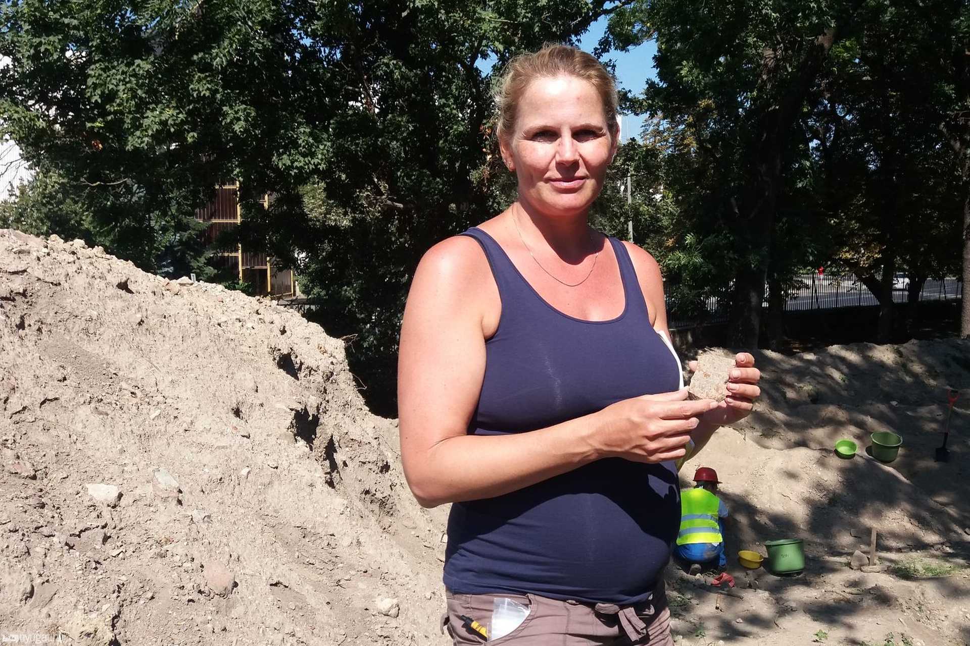 Tárczy-Mladoniczki Réka intézményvezető régésszel az ásatáson