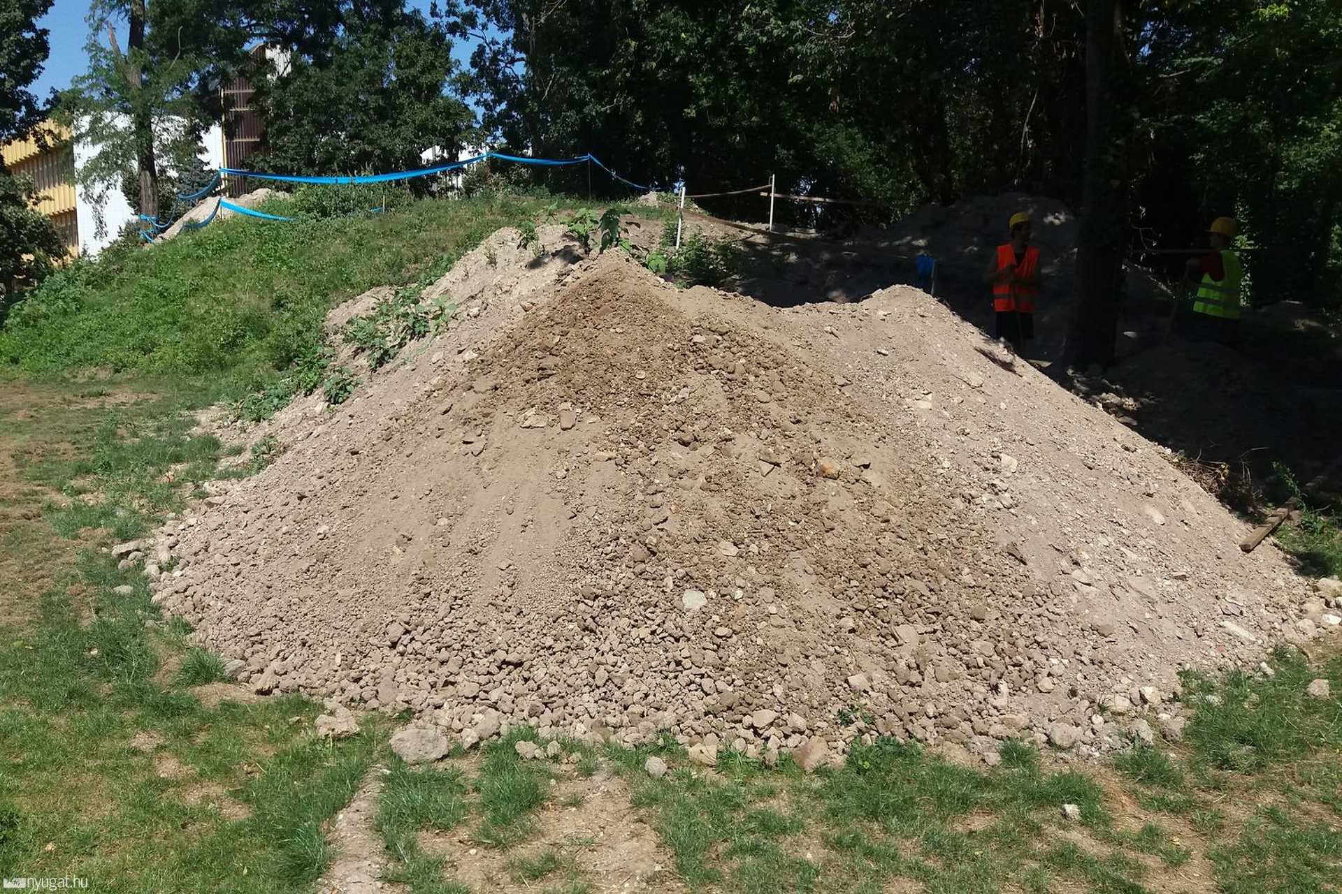 A titokzatos dombon a Romkertben