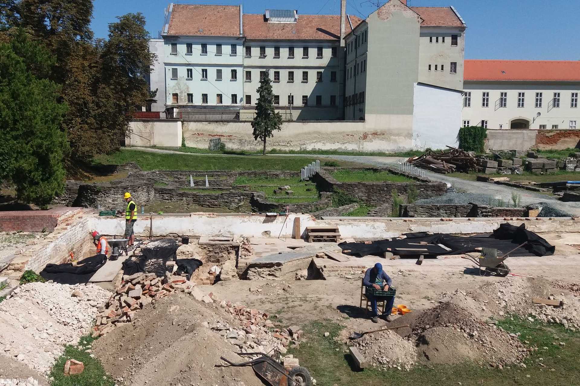A helytartói palota mozaikja alatt is elkezdték a régészeti munkákat