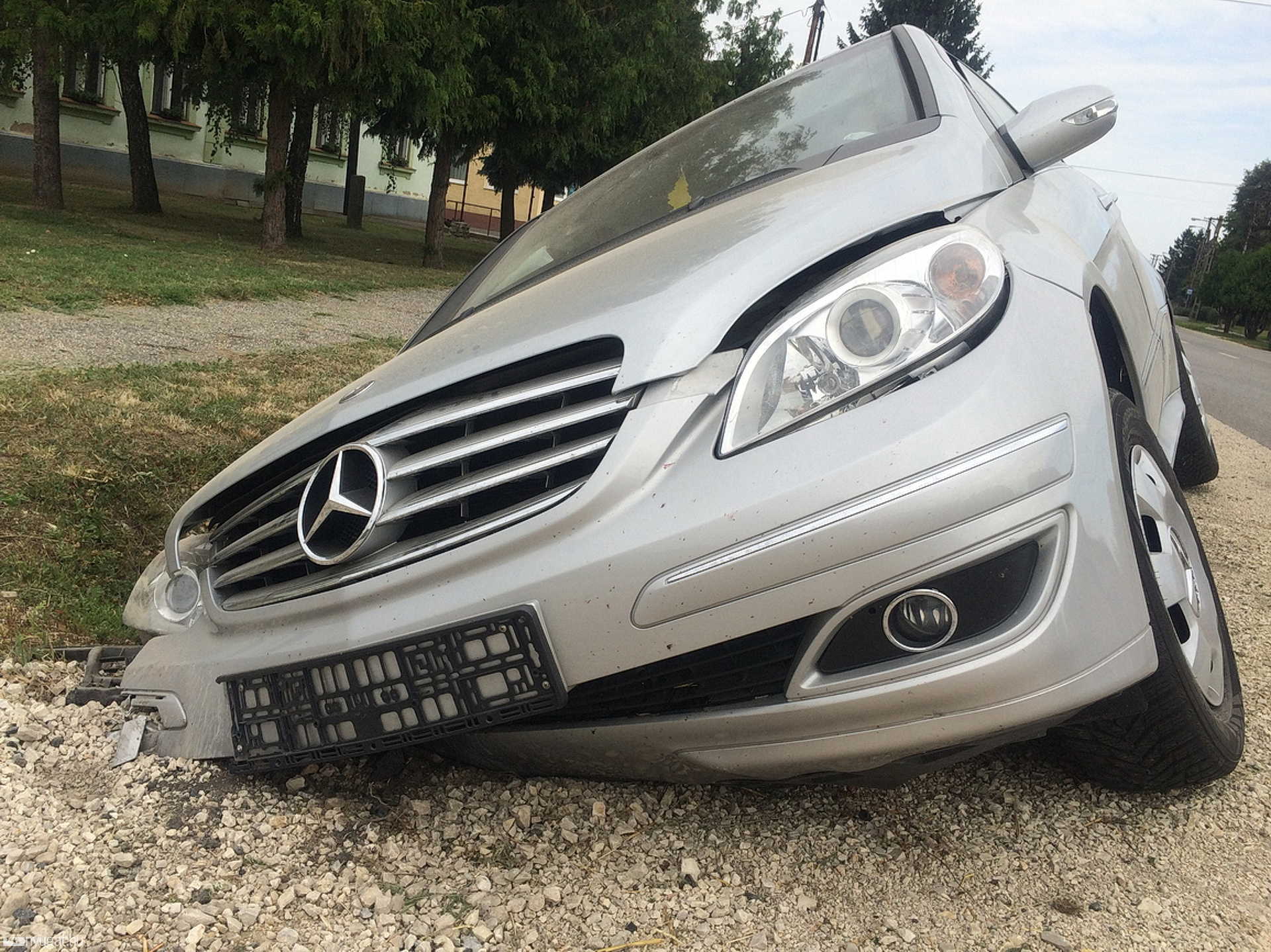 Betonáteresznek ütközött egy Mercedes Simaságon - hárman megsérültek