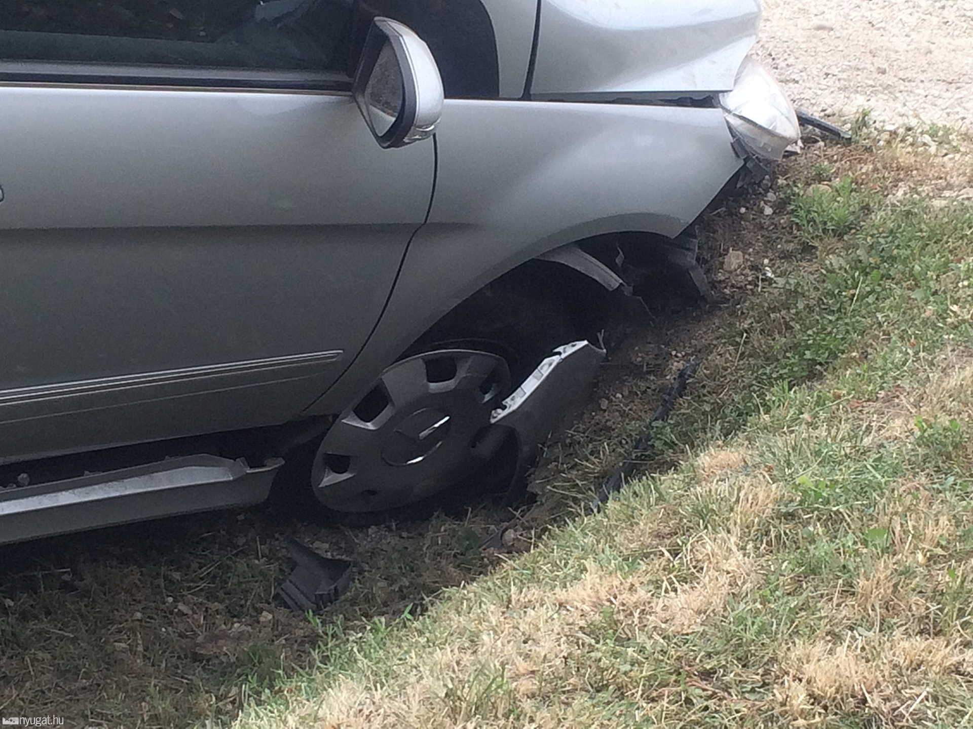 Betonáteresznek ütközött egy Mercedes Simaságon - hárman megsérültek
