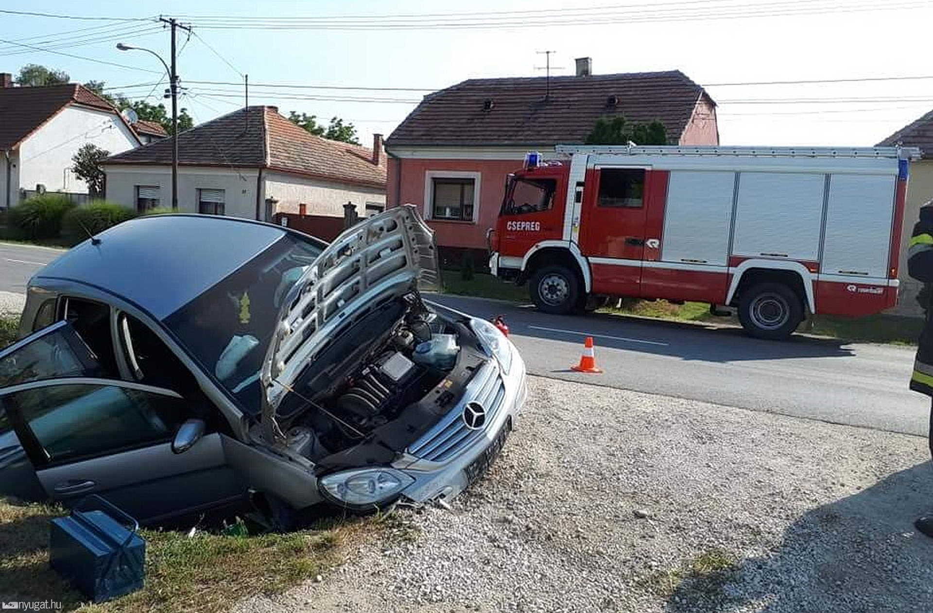 Betonáteresznek ütközött egy Mercedes Simaságon - hárman megsérültek