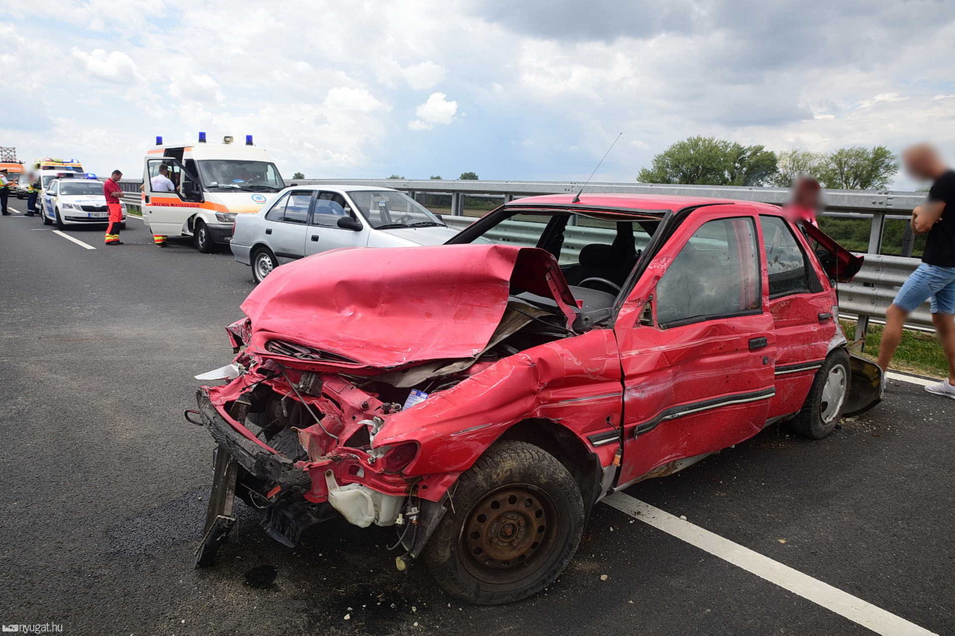 Szalagkorlátnak ütközött egy Ford az M86-oson, Vámoscsalád közelében