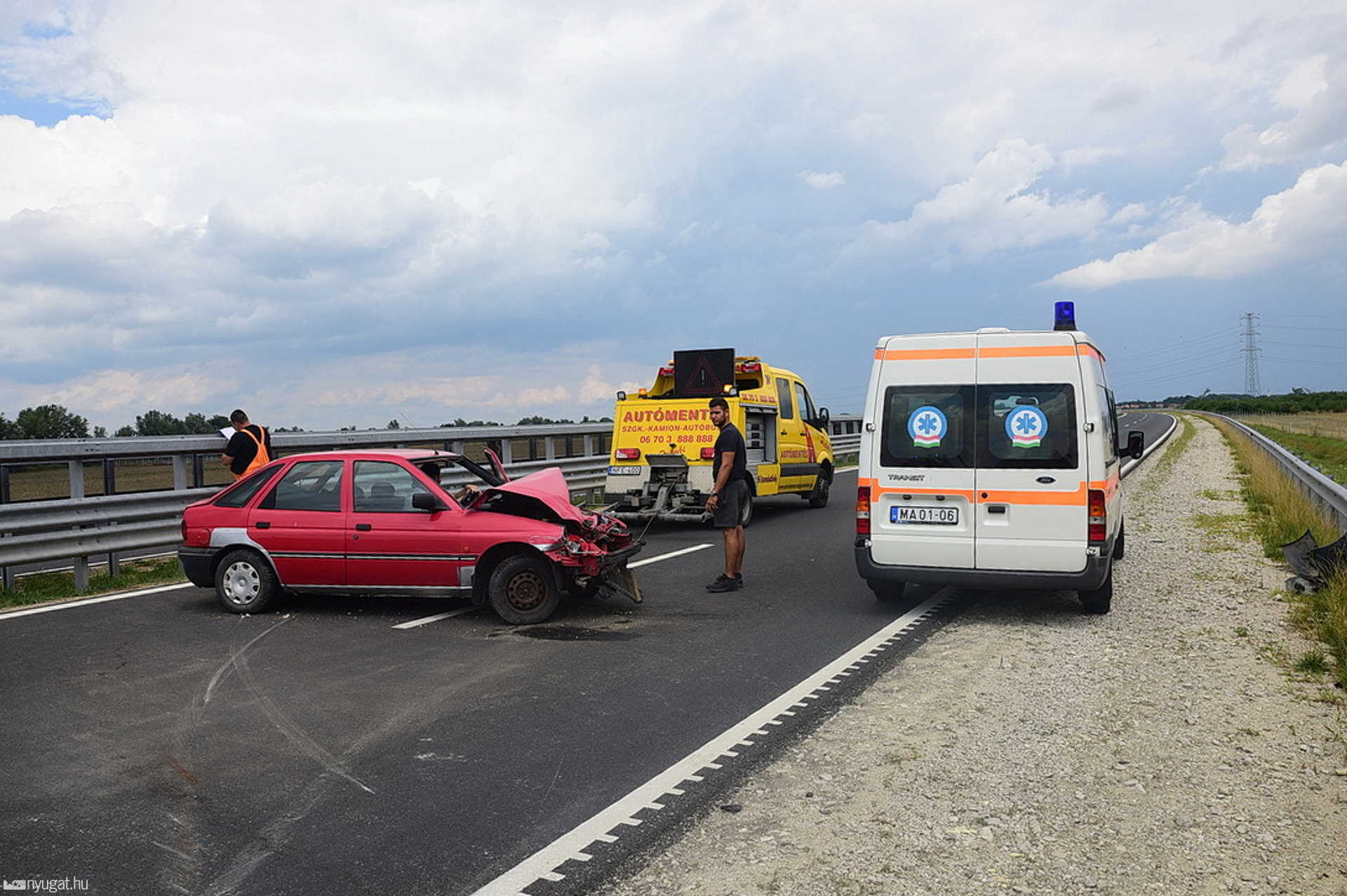 Szalagkorlátnak ütközött egy Ford az M86-oson, Vámoscsalád közelében