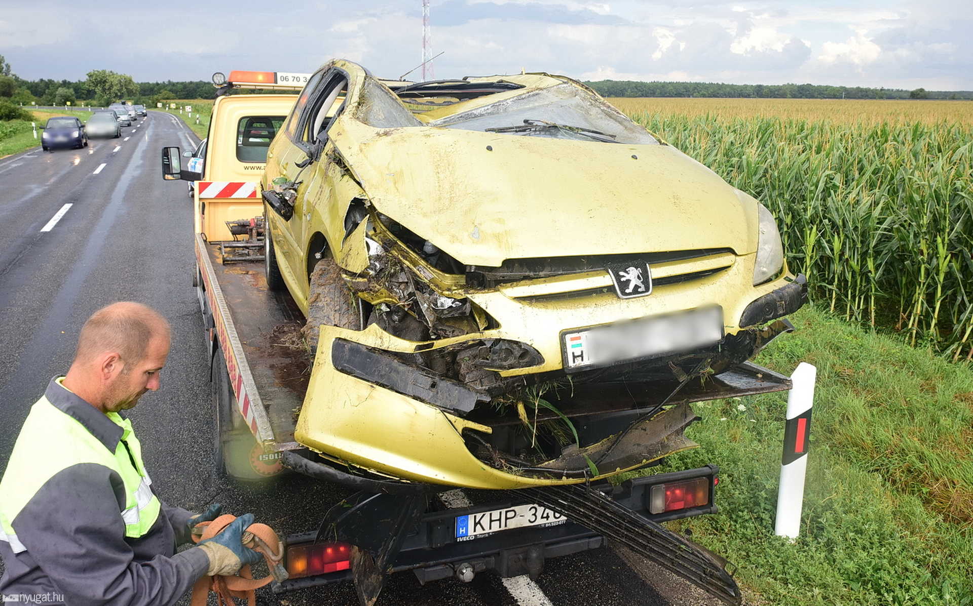 Kukoricásba csapódott a Peugeot Nemesbődnél 