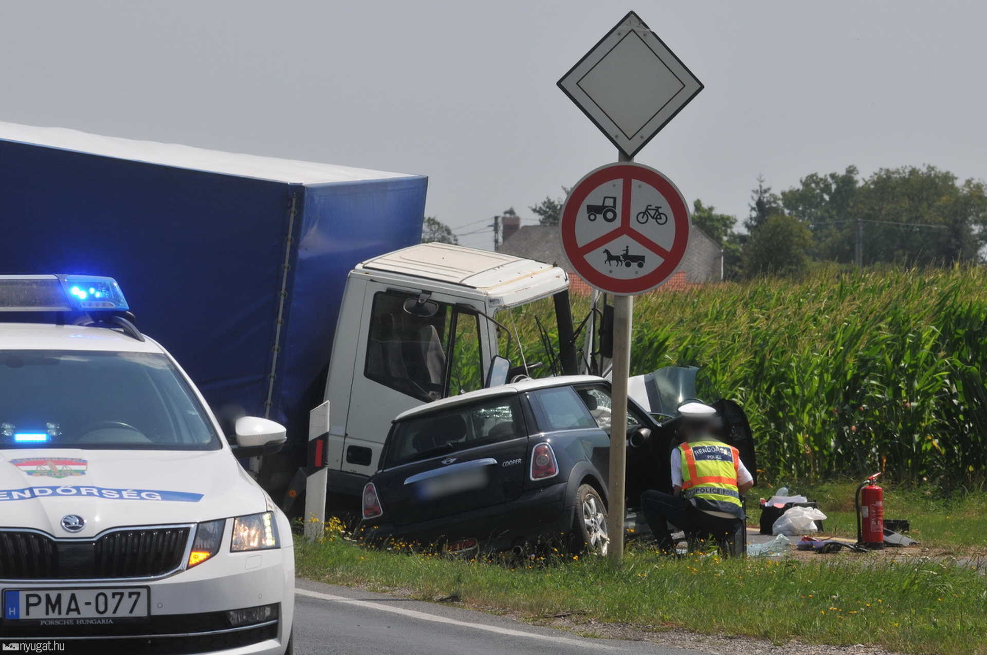 Frontális karambol súlyos sérülttel a 8-ason