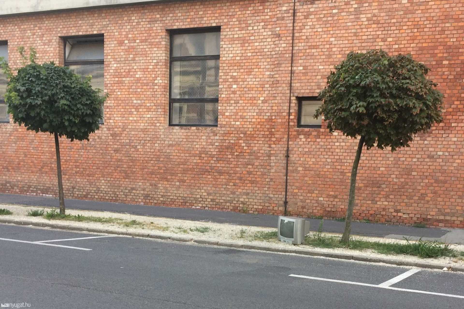 Kidobott tévé a Zrínyi utcában