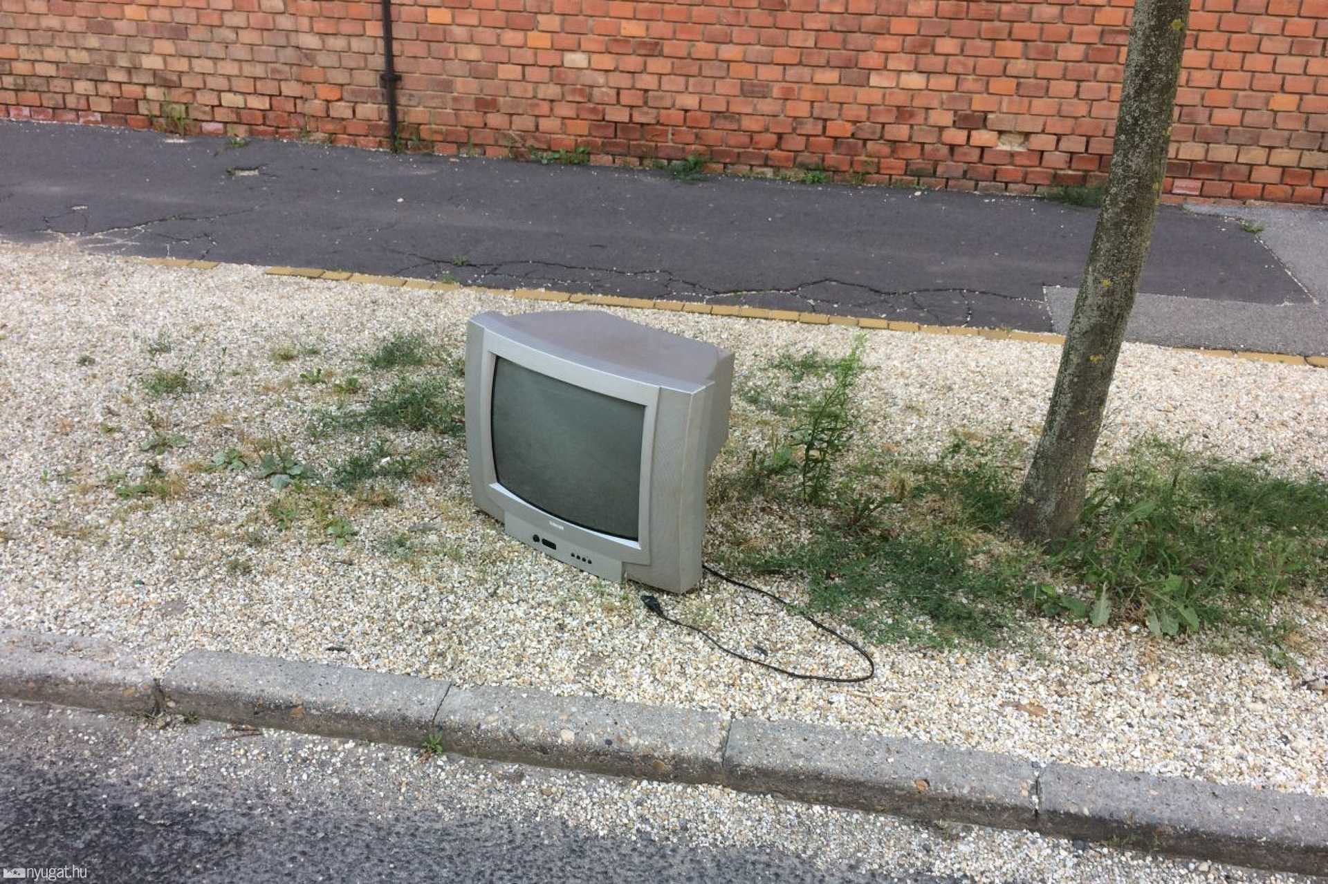Kidobott tévé a Zrínyi utcában