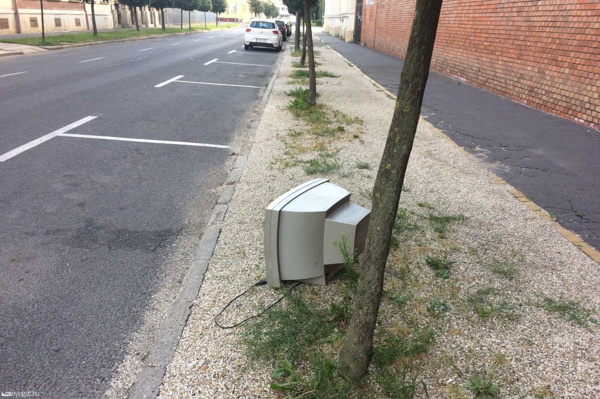 Kidobott tévé a Zrínyi utcában