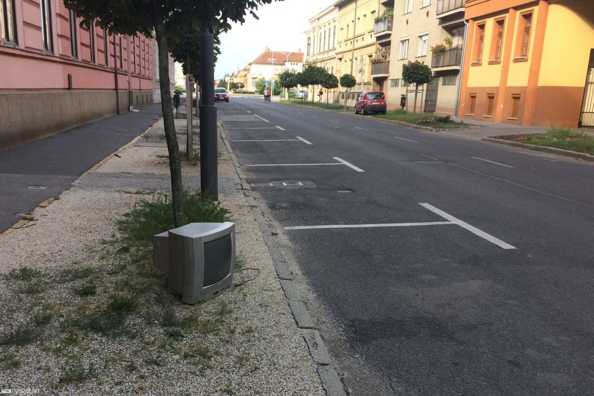 Kidobott tévé a Zrínyi utcában