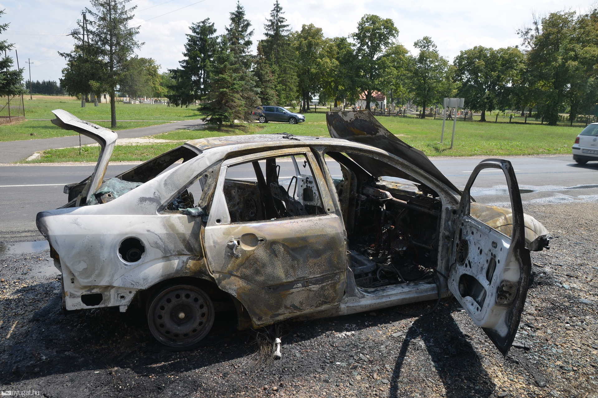 Teljesen kiégett egy Ford Vasasszonyfán