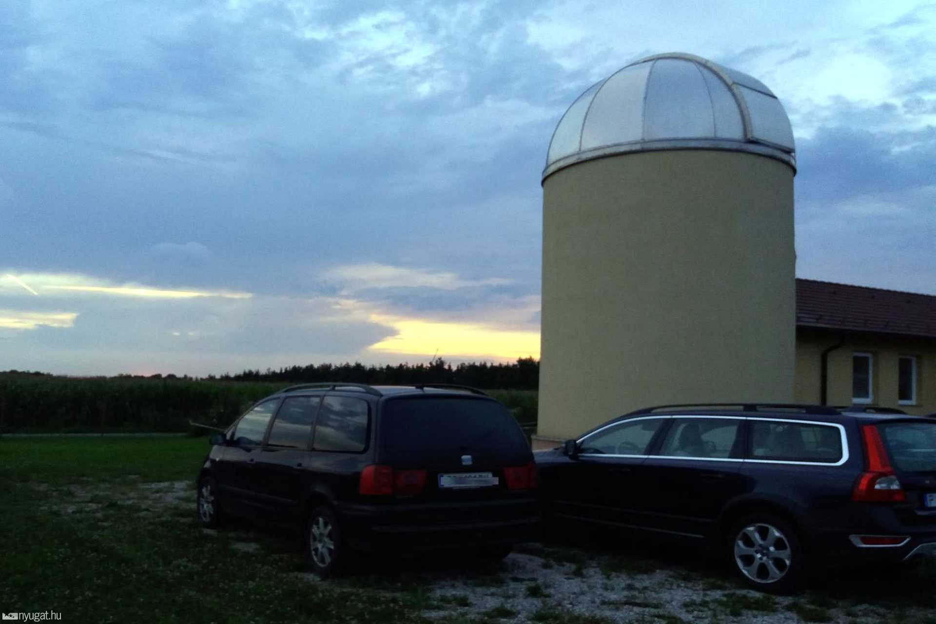 Naplemente csillagvizsgálóval és autókkal