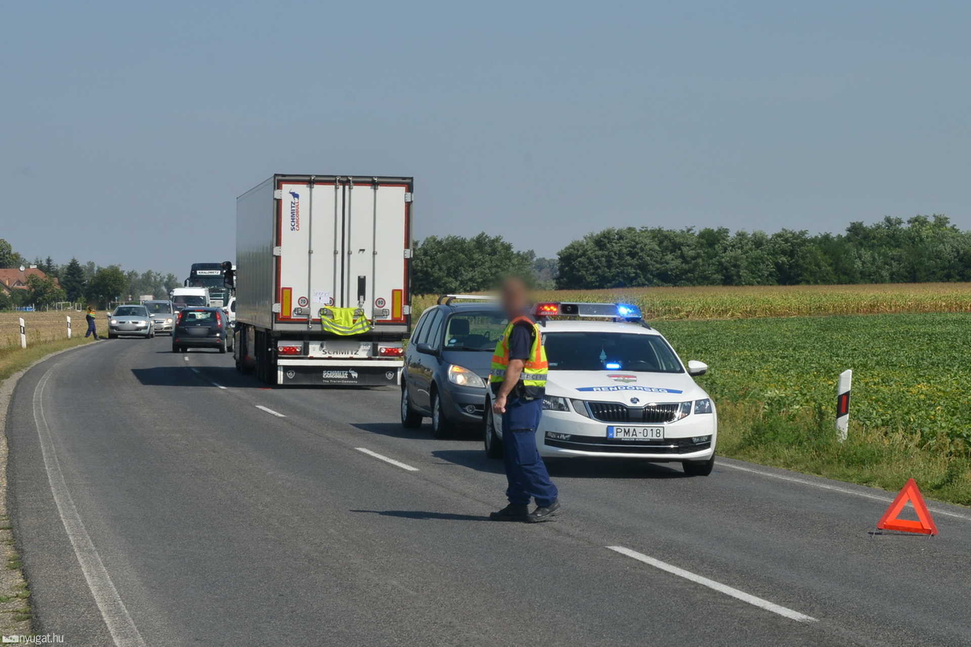 Műszaki hibás kamion vesztegel a 86-os főúton
