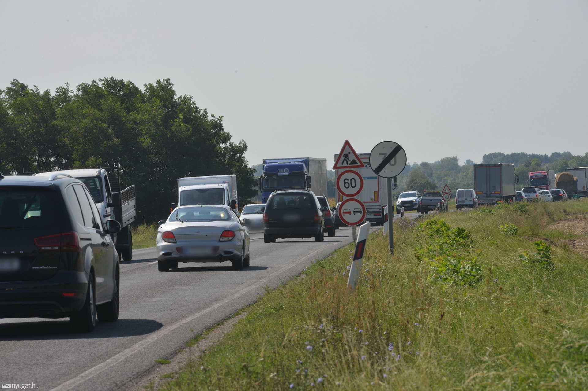 Műszaki hibás kamion vesztegel a 86-os főúton