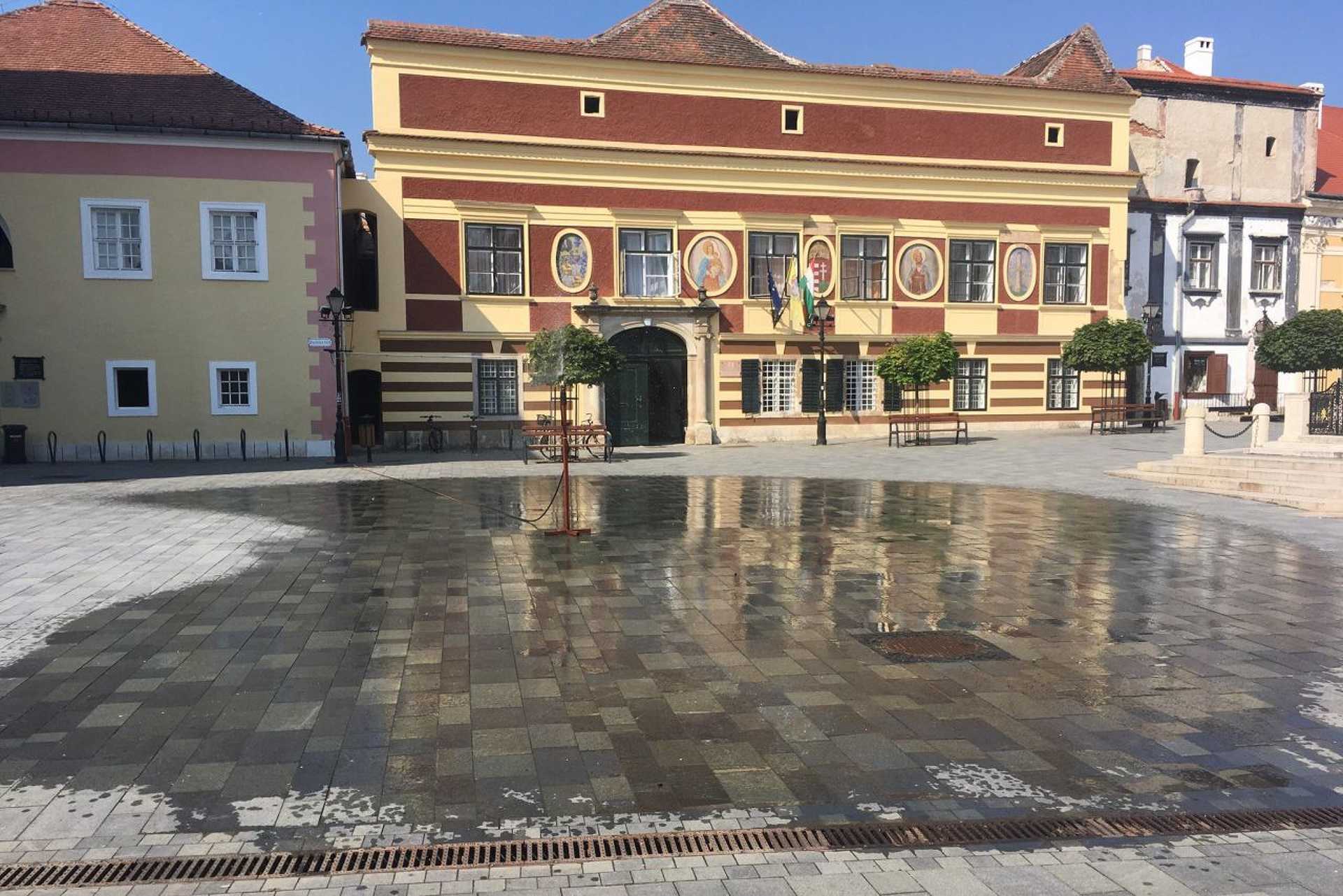 Újfajta párakapu a kőszegi főtéren