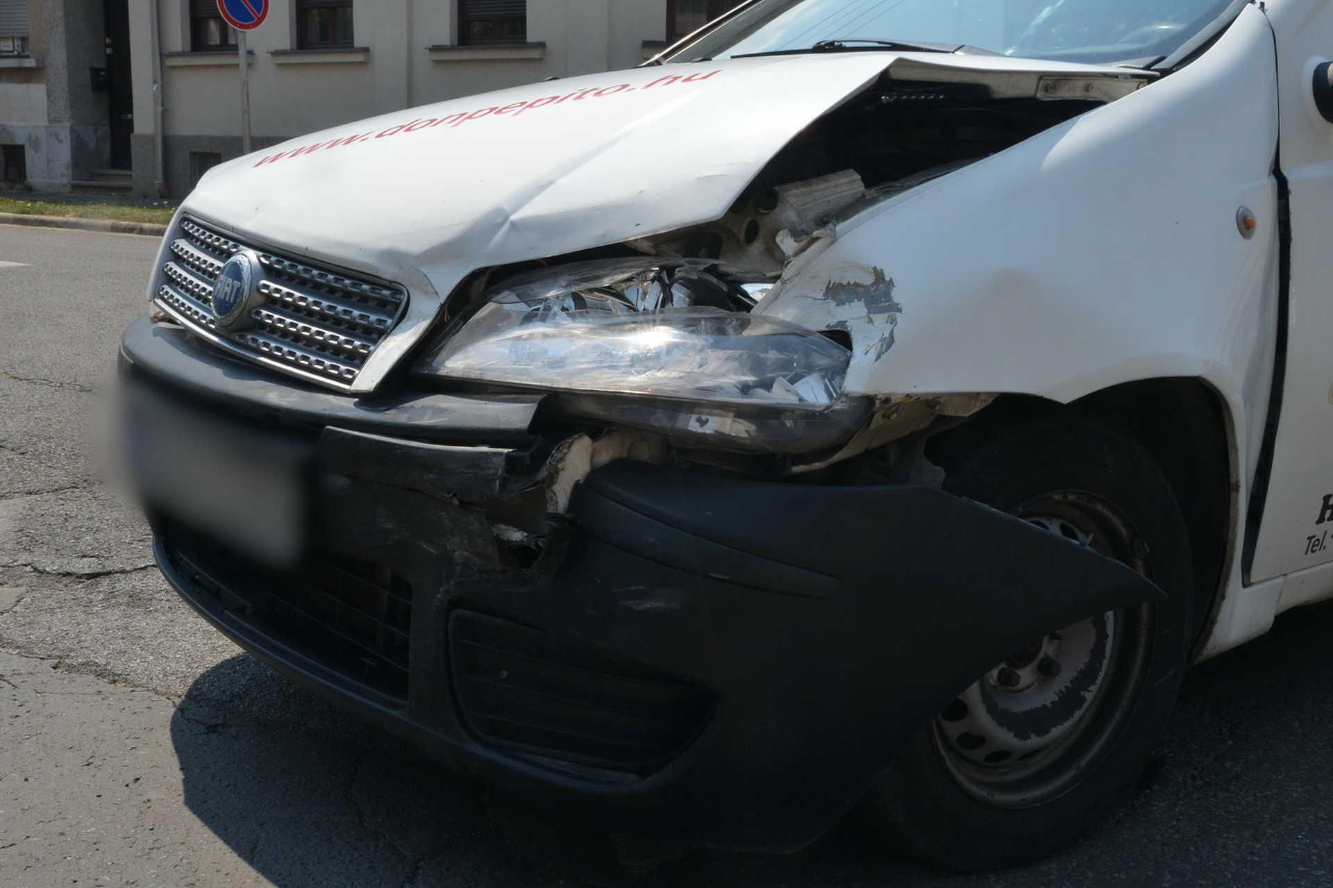Fiat elé hajtott egy Mercedes Szombathelyen