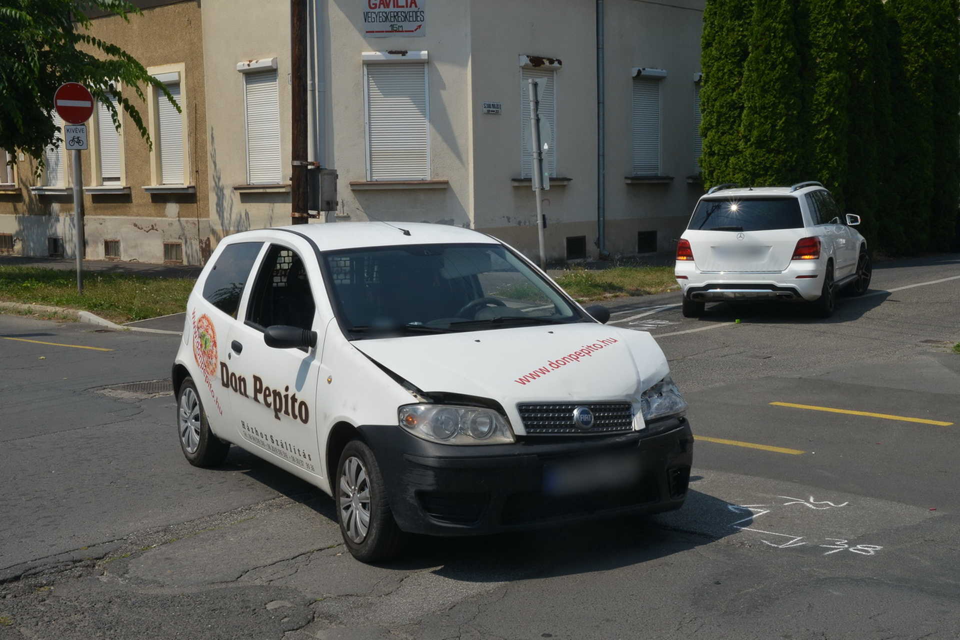 Fiat elé hajtott egy Mercedes Szombathelyen