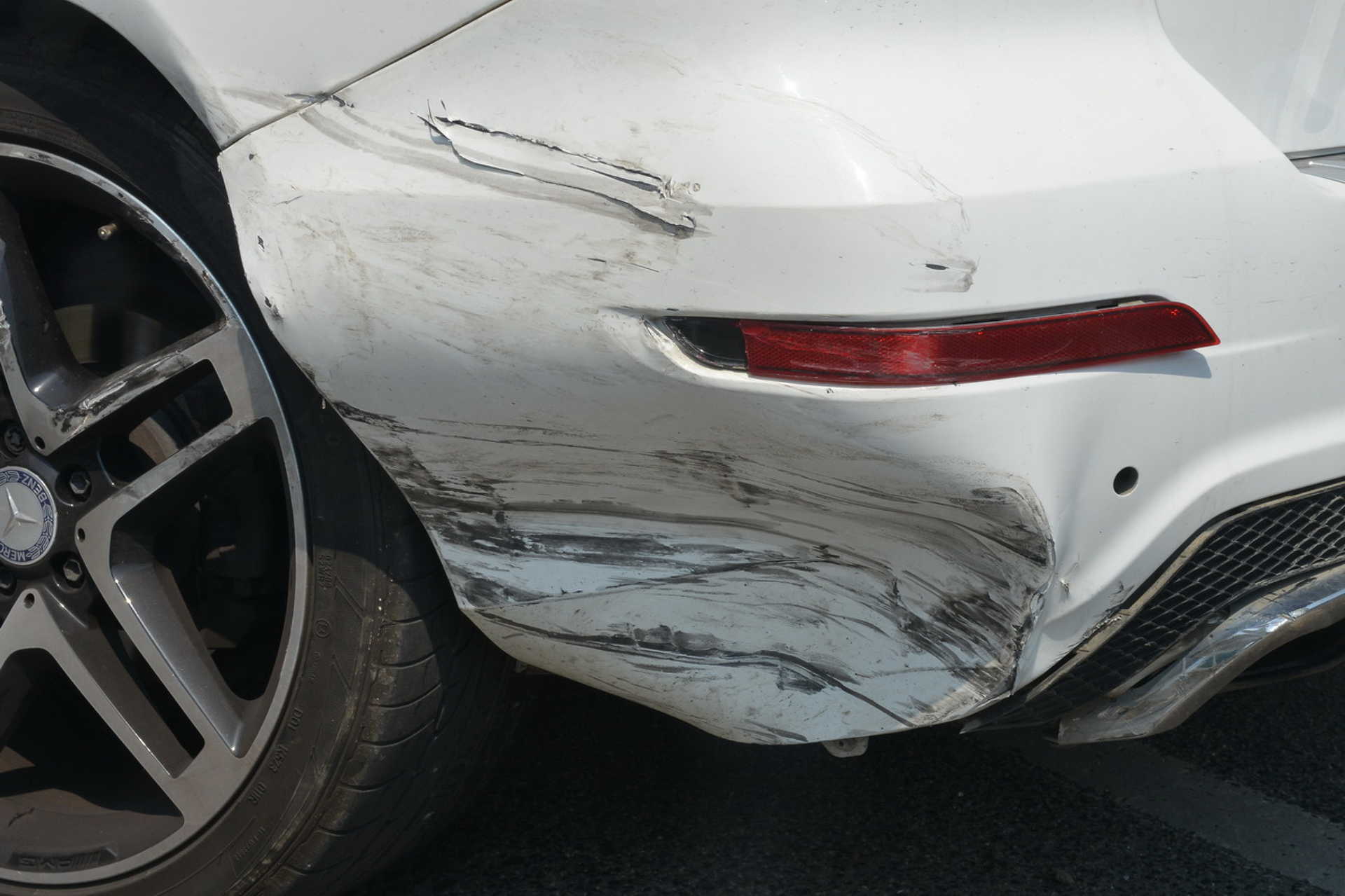 Fiat elé hajtott egy Mercedes Szombathelyen