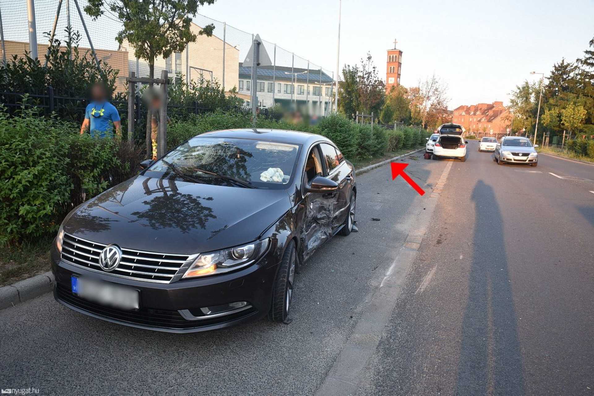 Volkswagen oldalának hajtott egy VW Szombathelyen