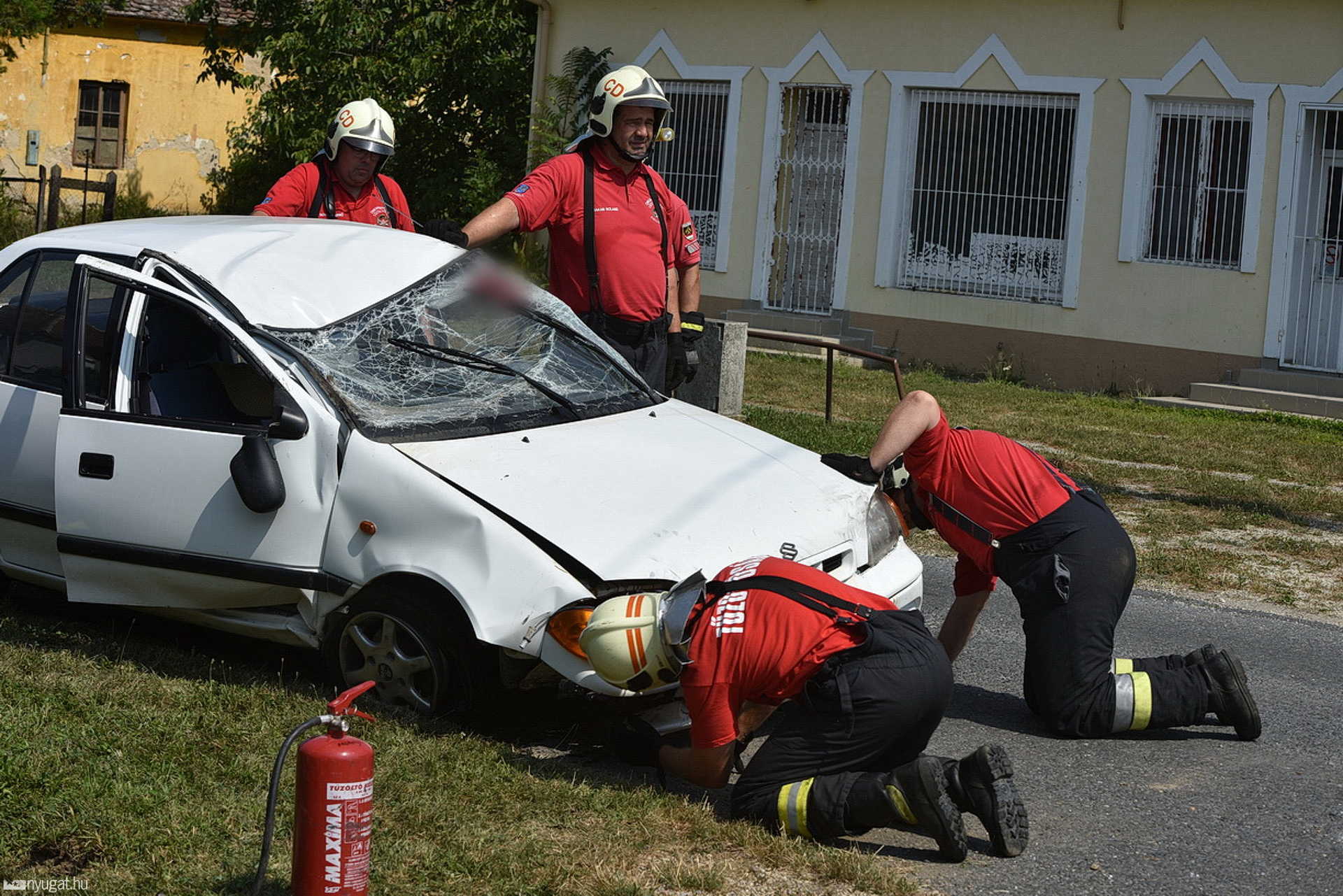 Betonáteresznek ütközött és felborult egy Suzuki Kemenesszentmártonban