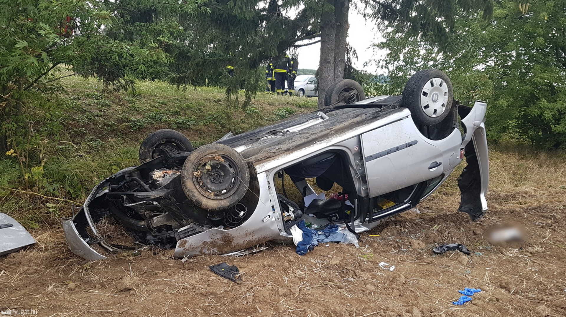 Betonoszlopot és táblákat döntött, majd szántóföldre csapódott egy Seat Torony közelében