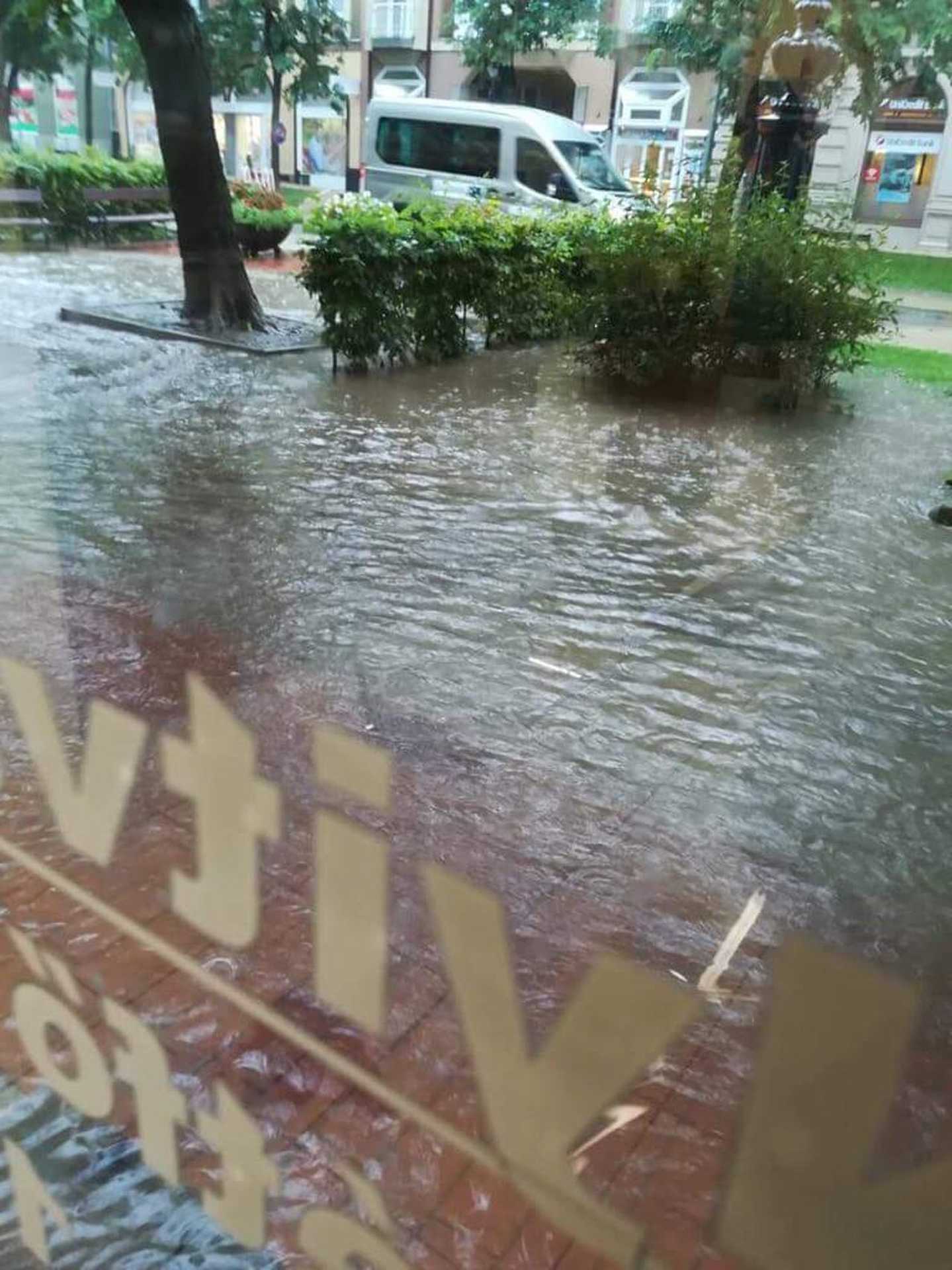 Ellepte az esővíz a nagykanizsai főutcát