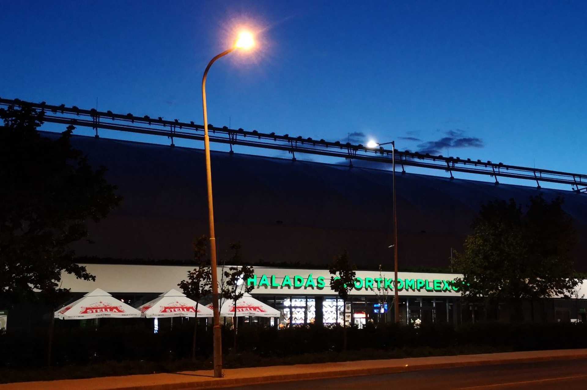 Összedől egy oszlop a szombathelyi stadion mellett