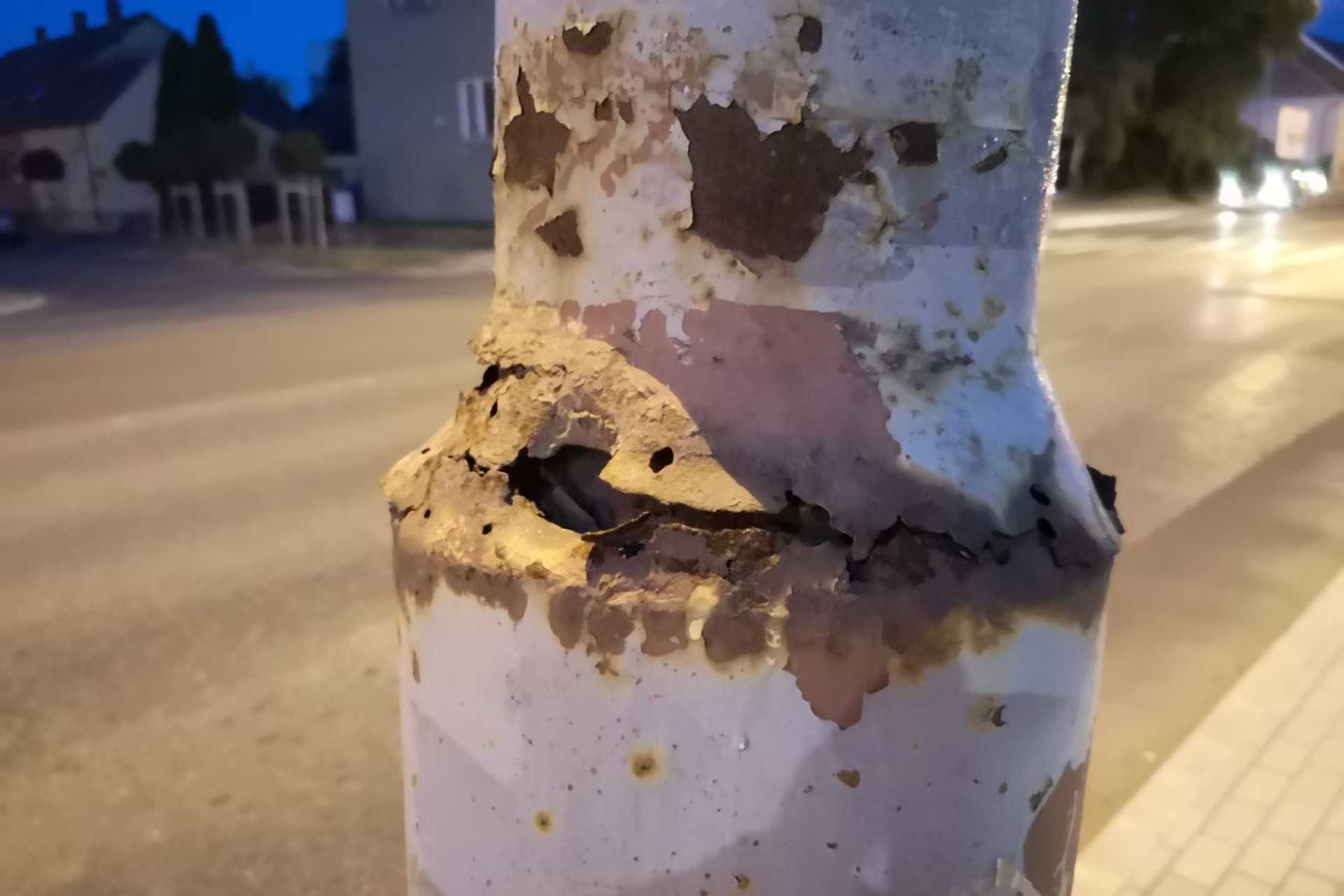 Összedől egy oszlop a szombathelyi stadion mellett