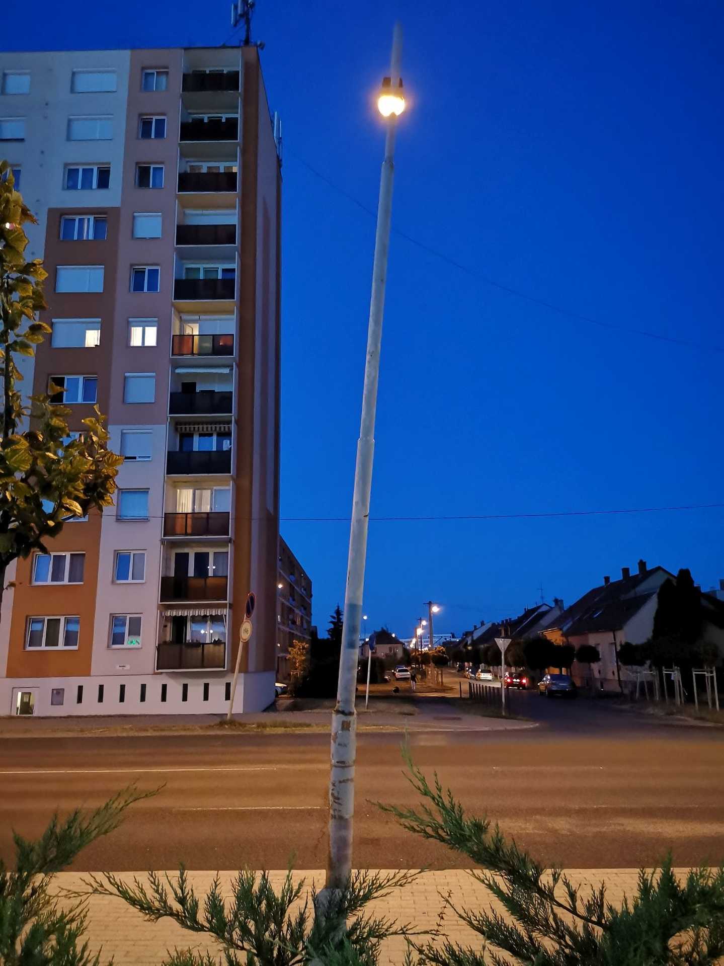 Összedől egy oszlop a szombathelyi stadion mellett