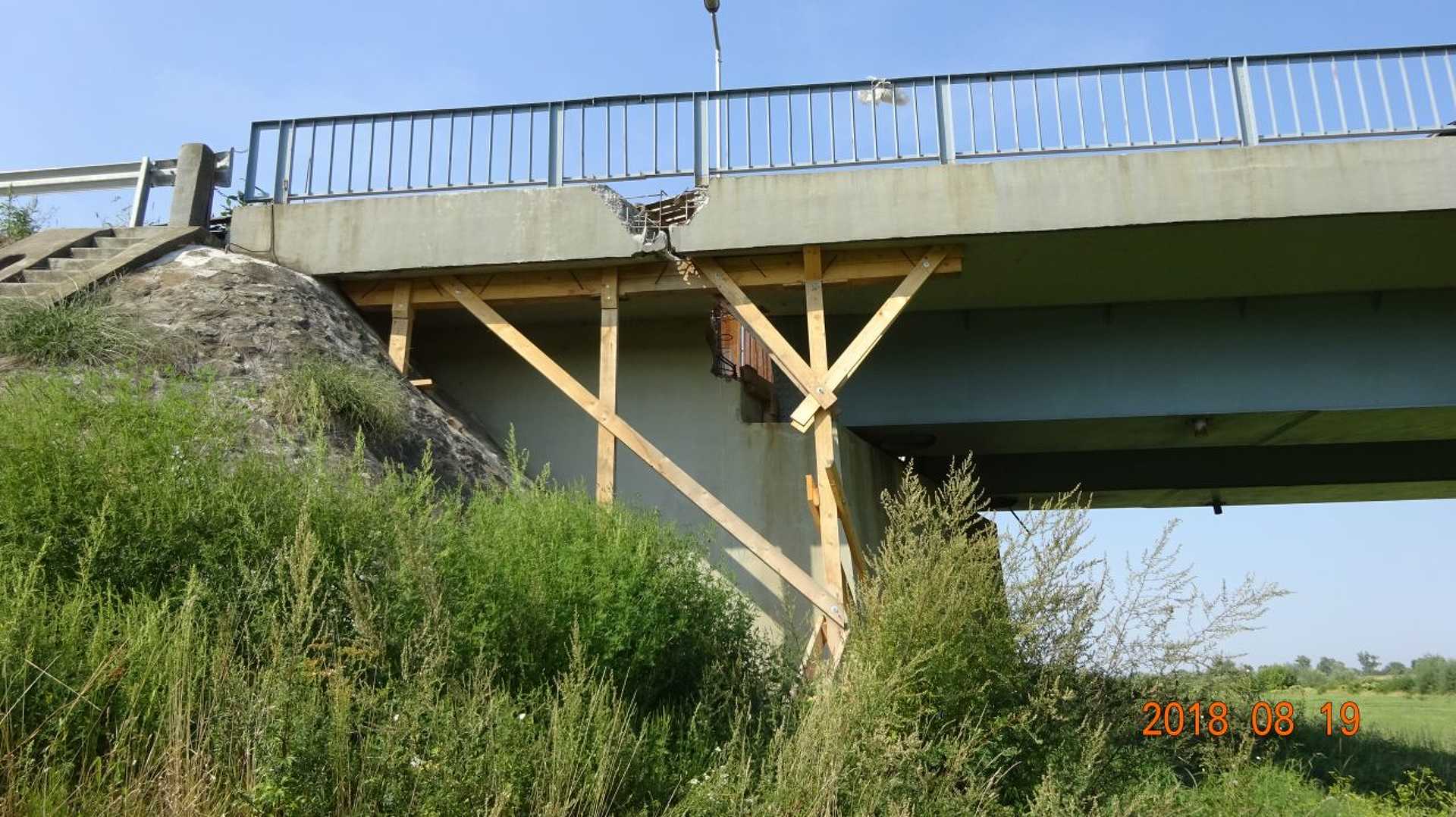 Gerendákkal támasztották alá a Berettyó-hidat