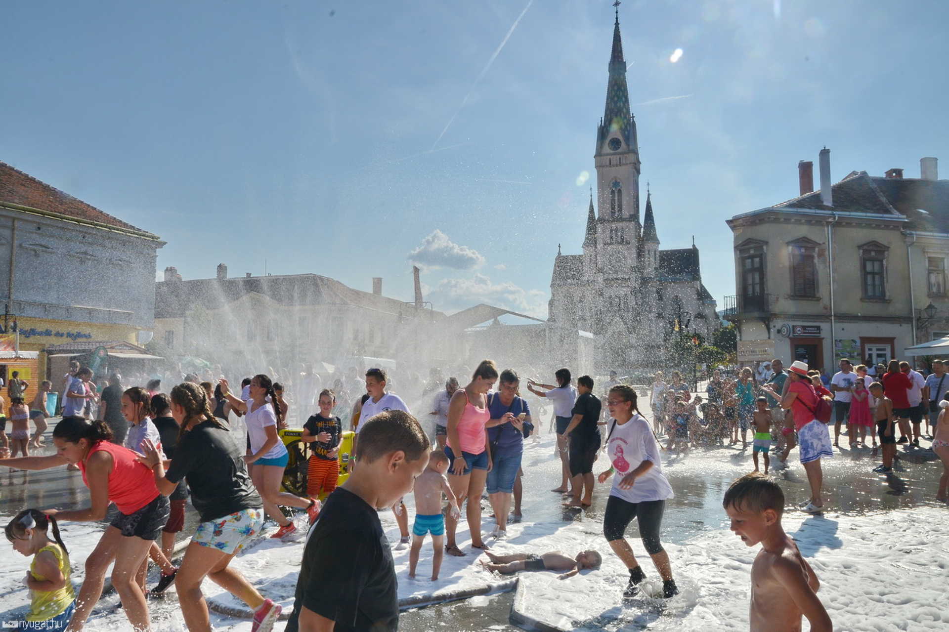 Habpartyztak a tűzoltók Kőszeg Fő terén 