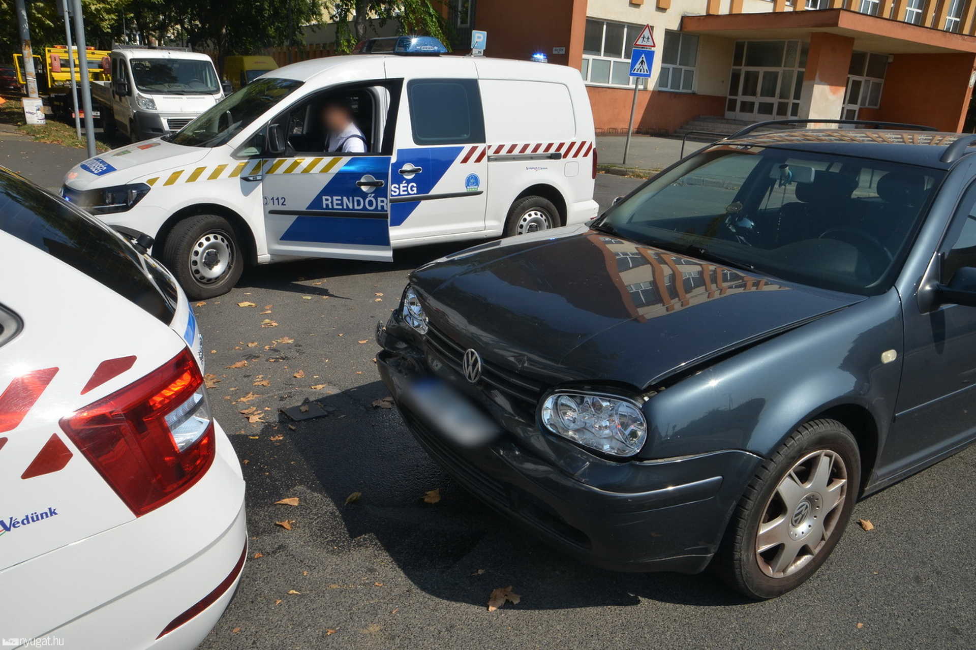 Rendőrautónak ütközött egy VW Szombathelyen