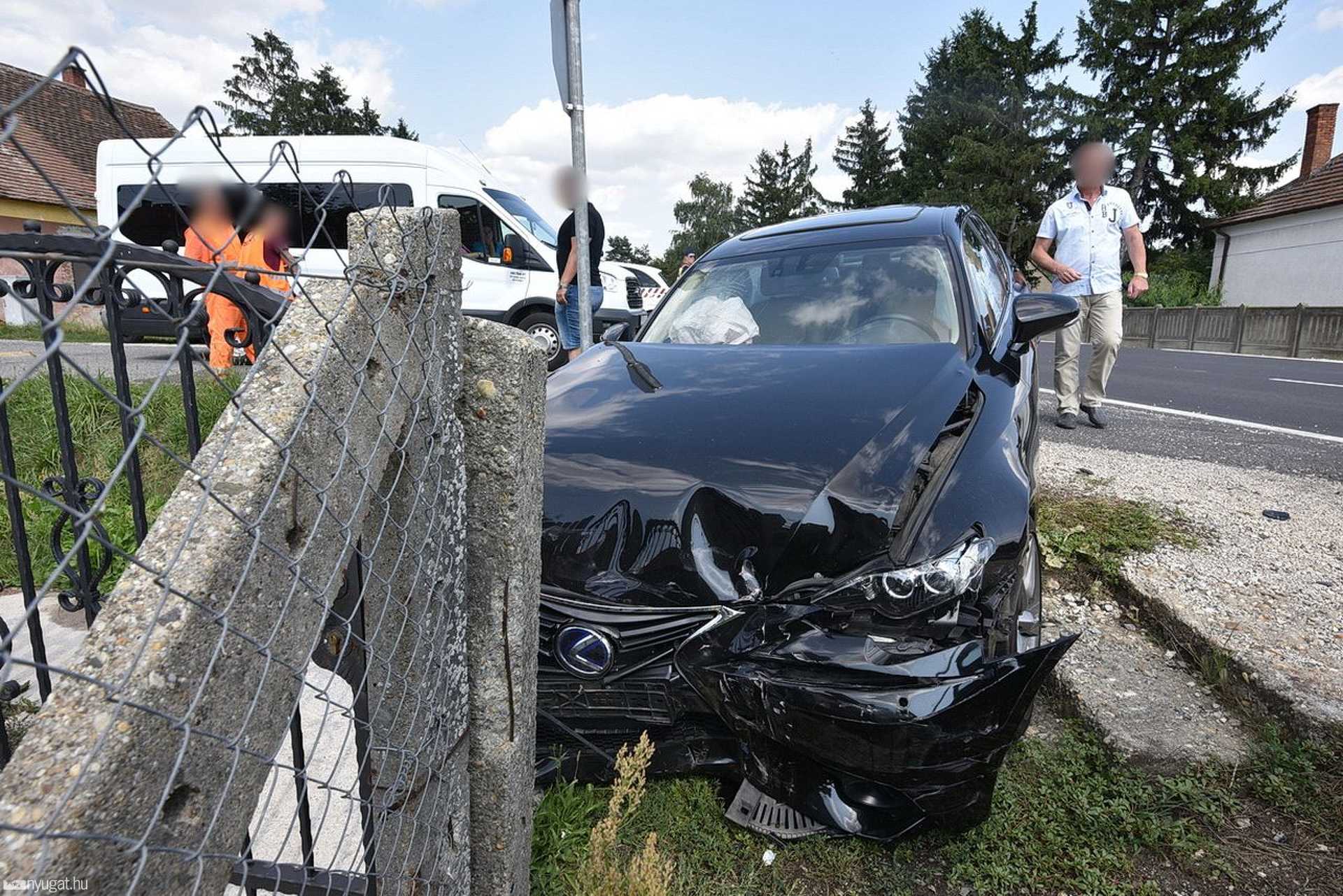 Lexus és Suzuki ütközött Egyházasrádócon
