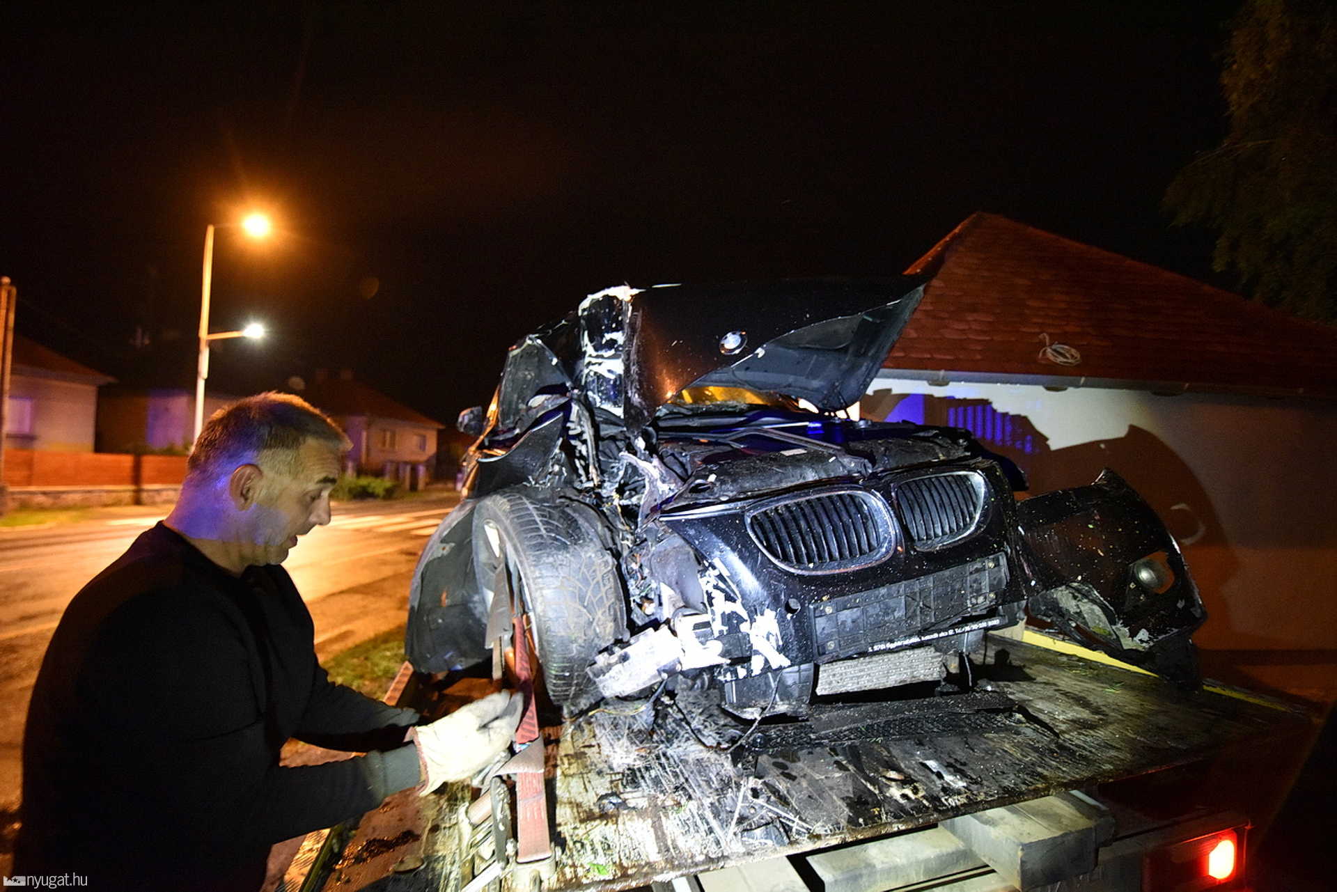 Oszlopot, táblát és kerítést döntött egy BMW Szombathelyen