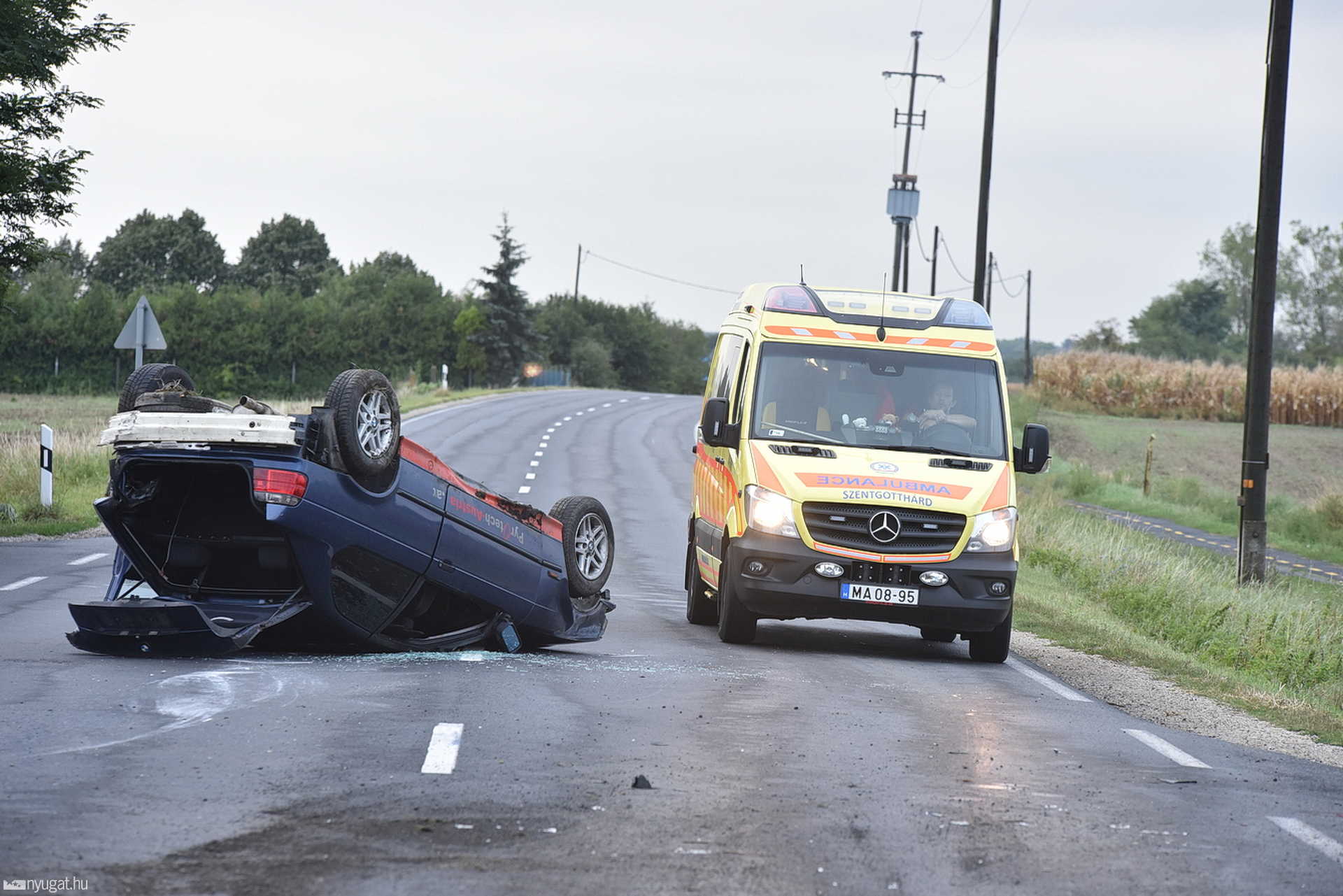 Árokba hajtott, majd felborult egy BMW Szombathely közelében