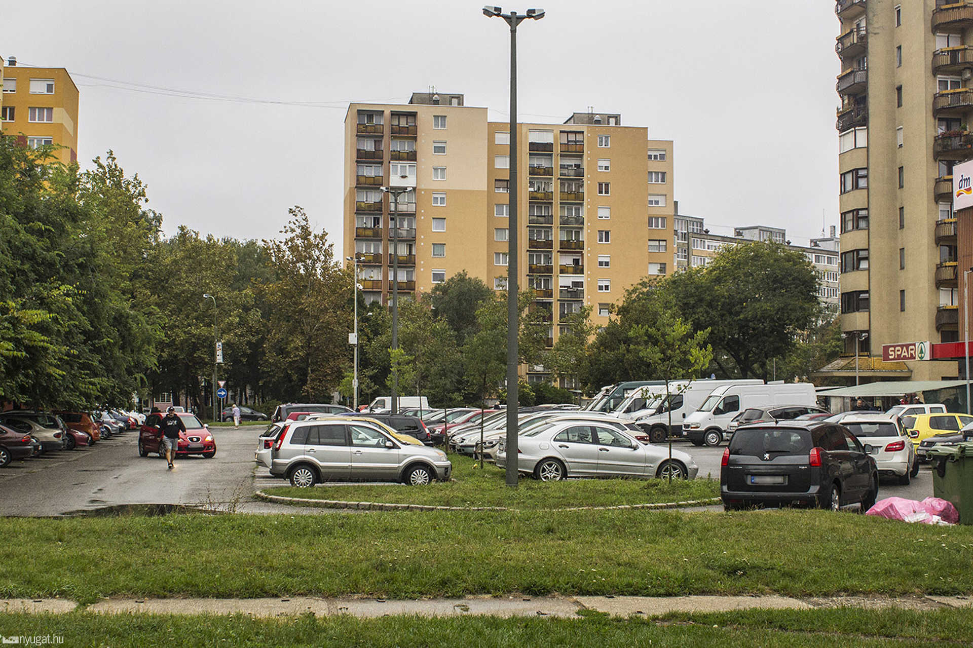 Parkolási nehézségek az iskolák előtt