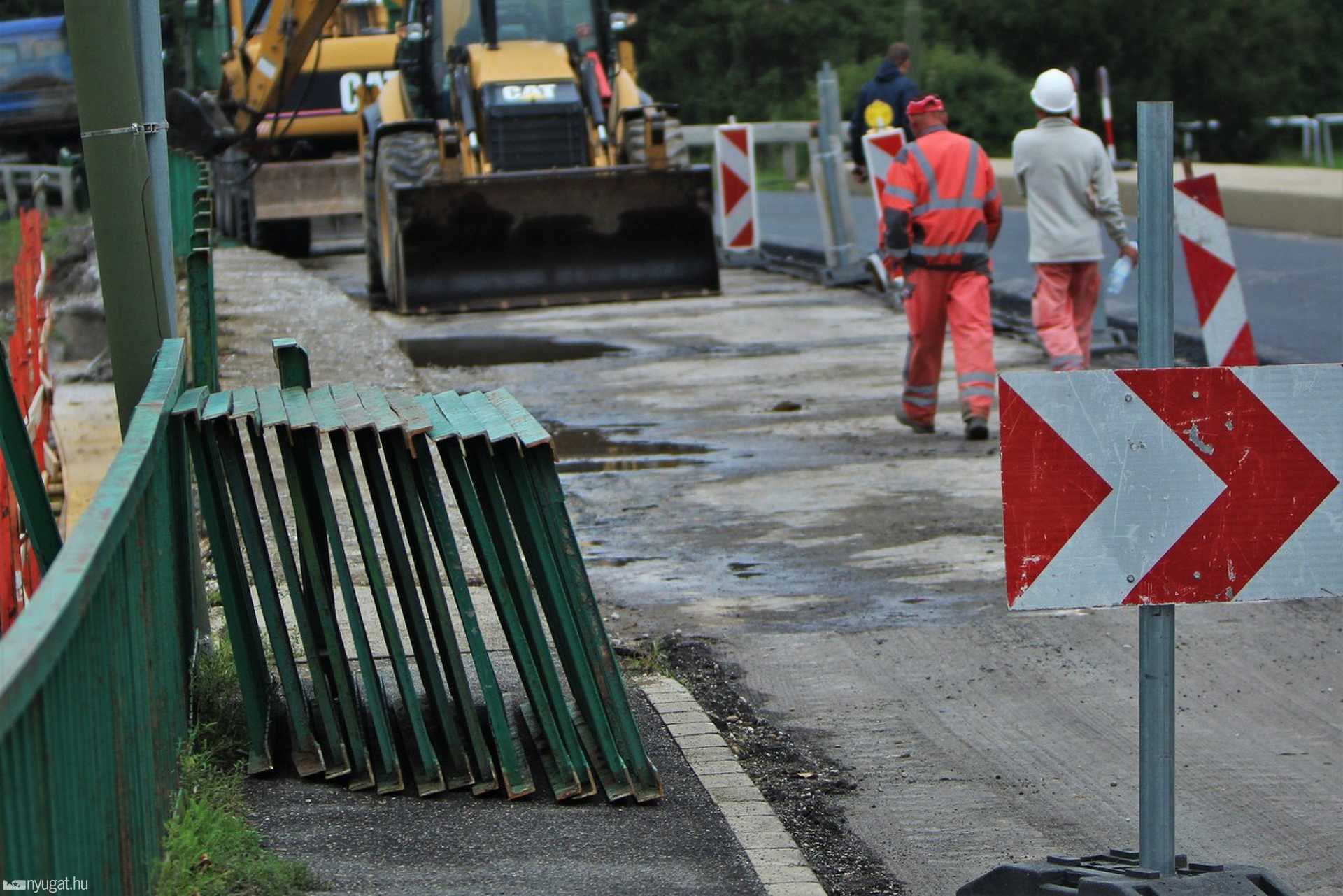 Rohamléptekben álltak neki a Rohonci út hídjának, készülnek a torlódásokra