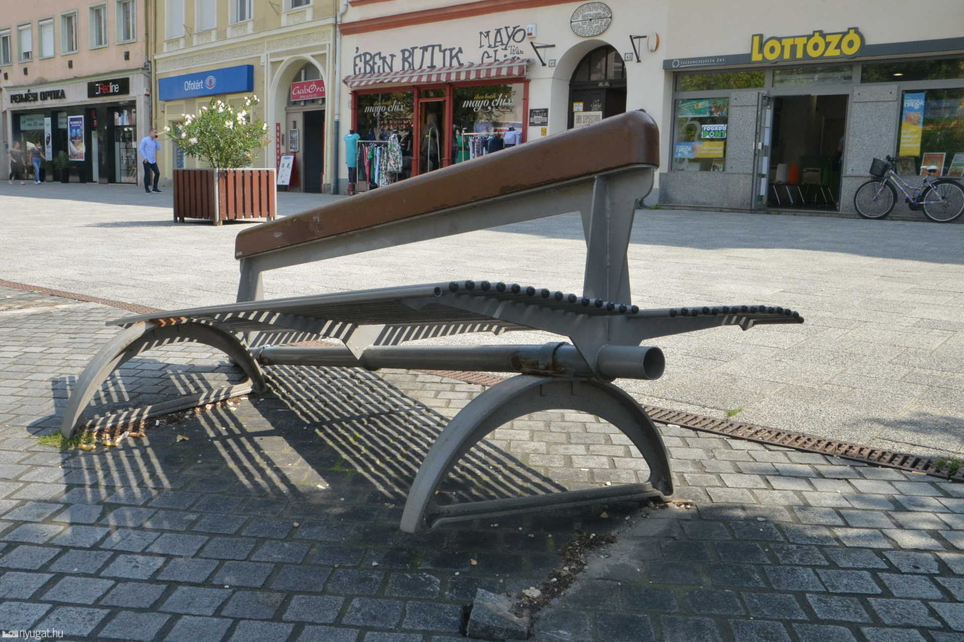 Leharcolt pad a szombathelyi Fő téren