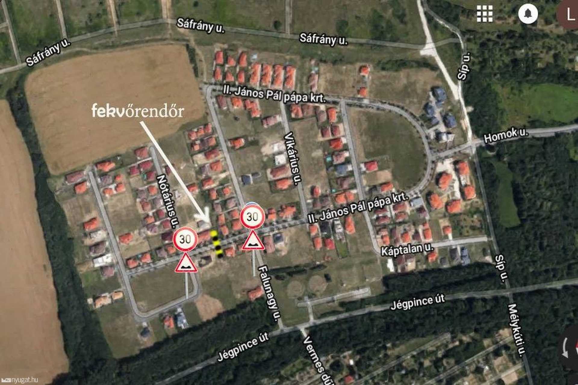 Önkényesen kitett fekvőrendőr és a két közlekedési tábla a Parkerdő Lakóparkban