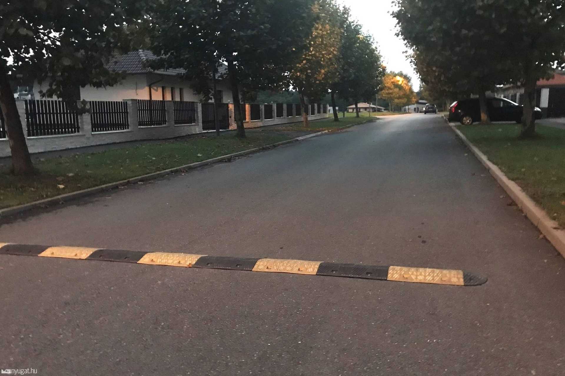 Önkényesen kitett fekvőrendőr és a két közlekedési tábla a Parkerdő Lakóparkban