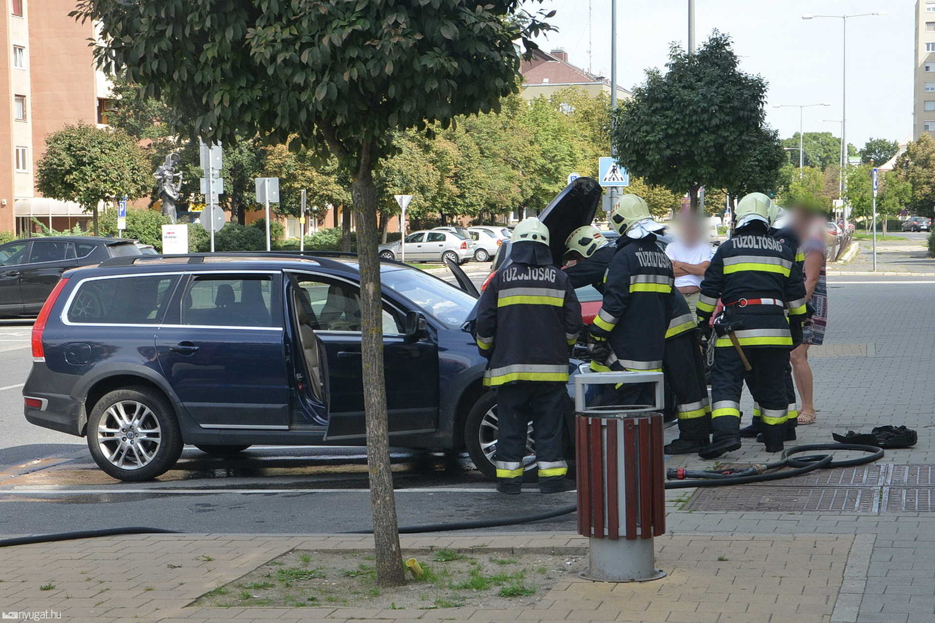Volvo füstölt a Borostyán áruház előtt