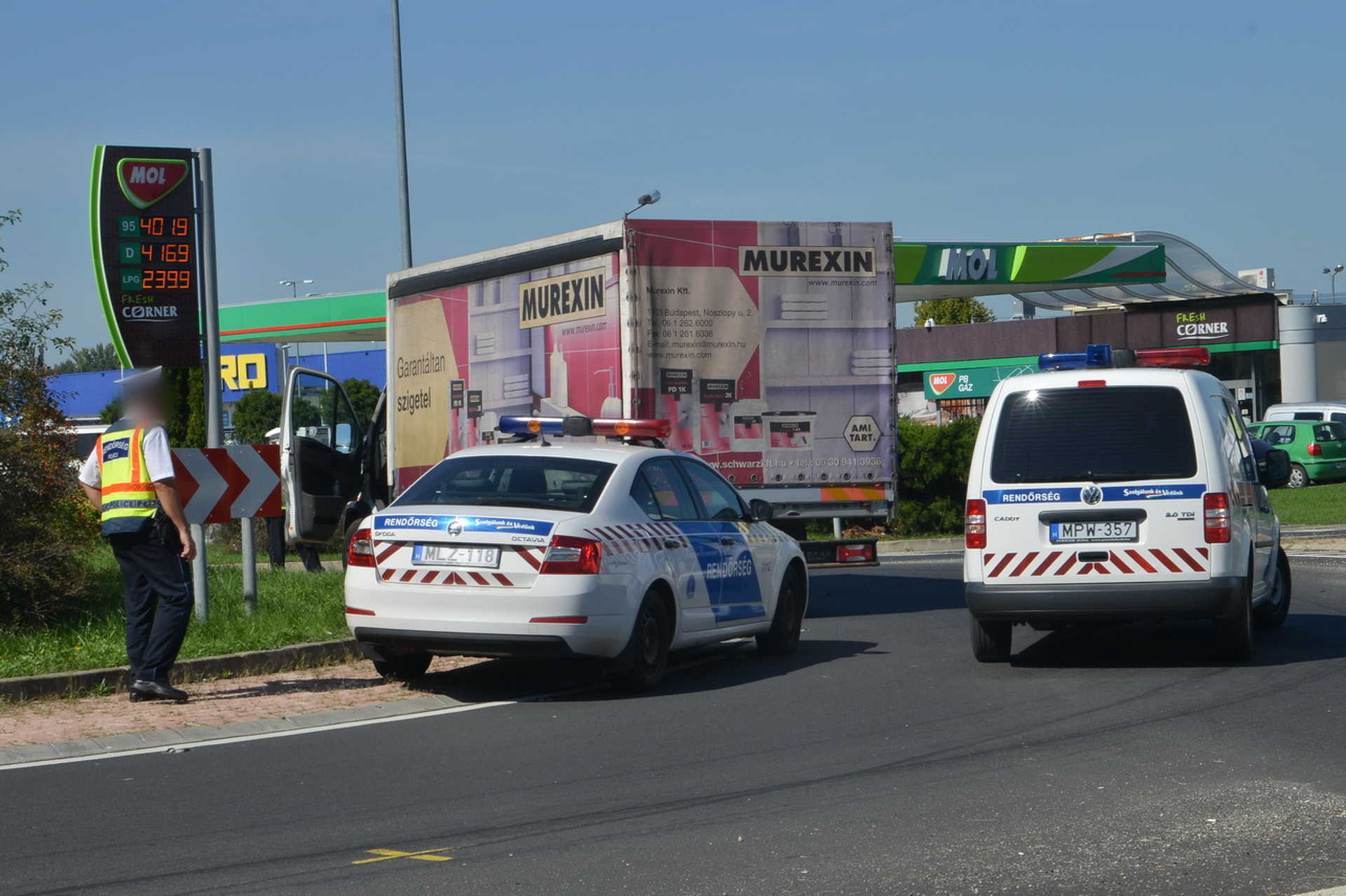 Forgalommal szemben haladt és körforgalomban ütközött az ittas sofőr