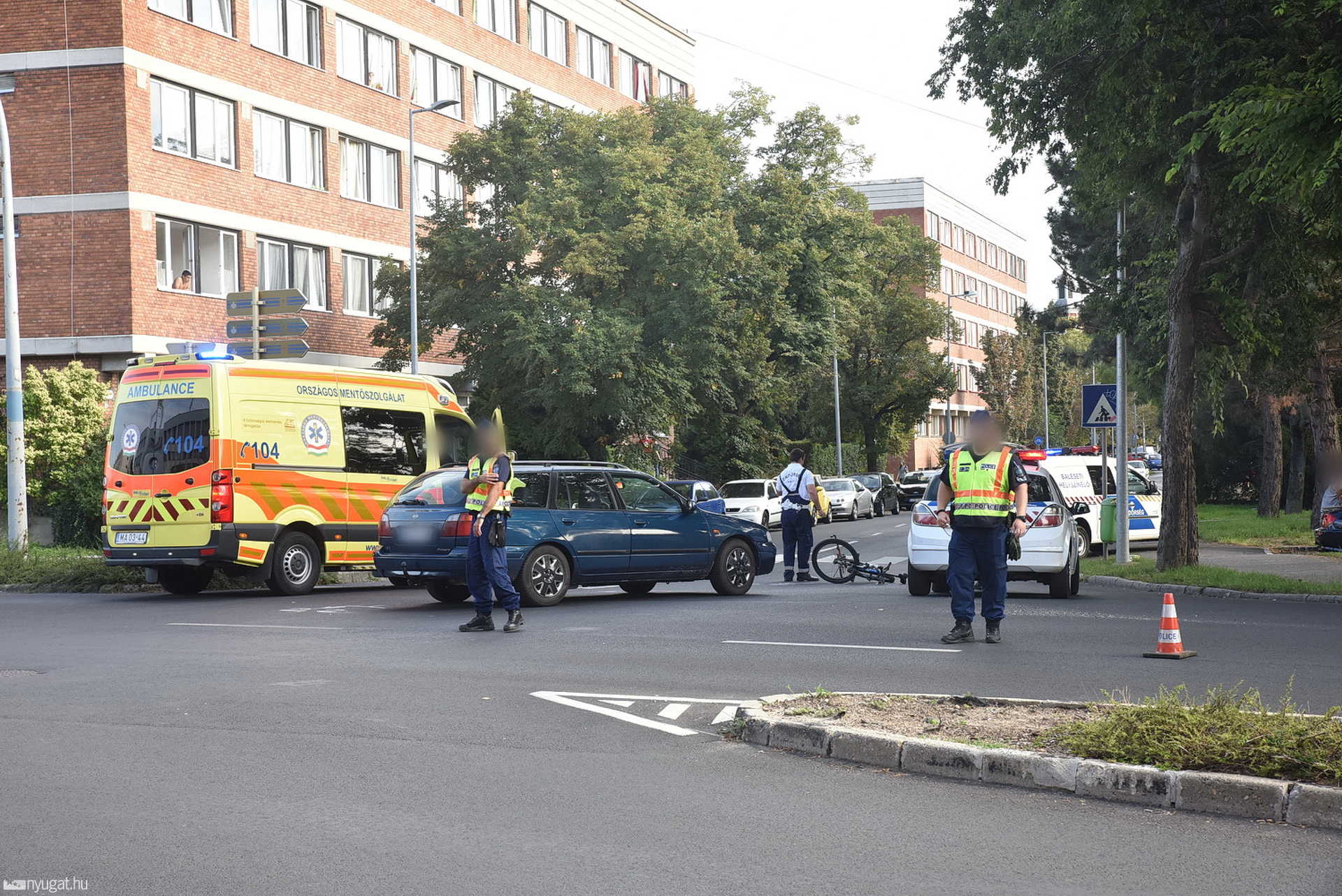 Nissan gázolt kerékpárost a Magyar utcában