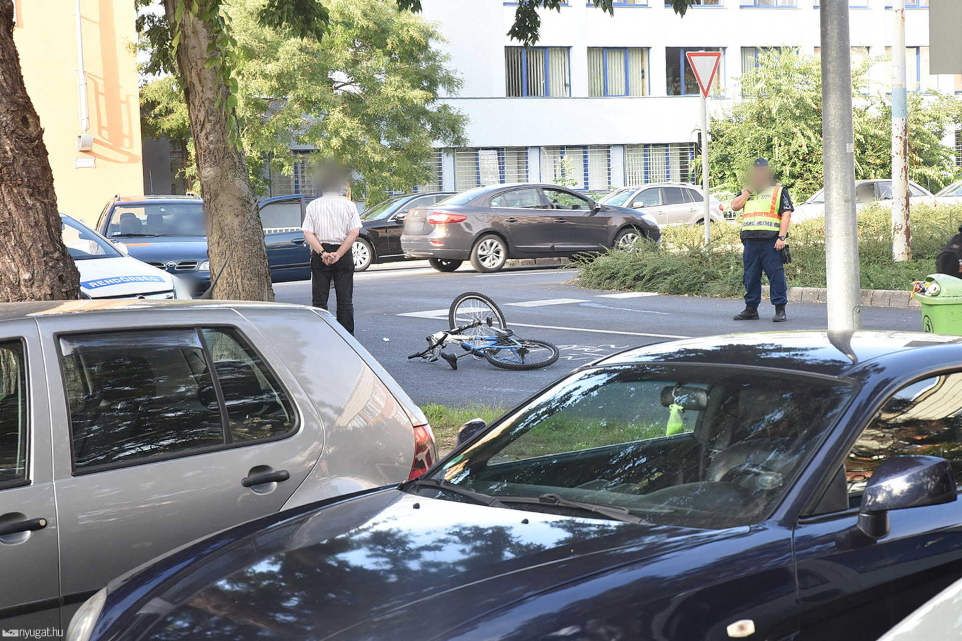 Nissan gázolt kerékpárost a Magyar utcában