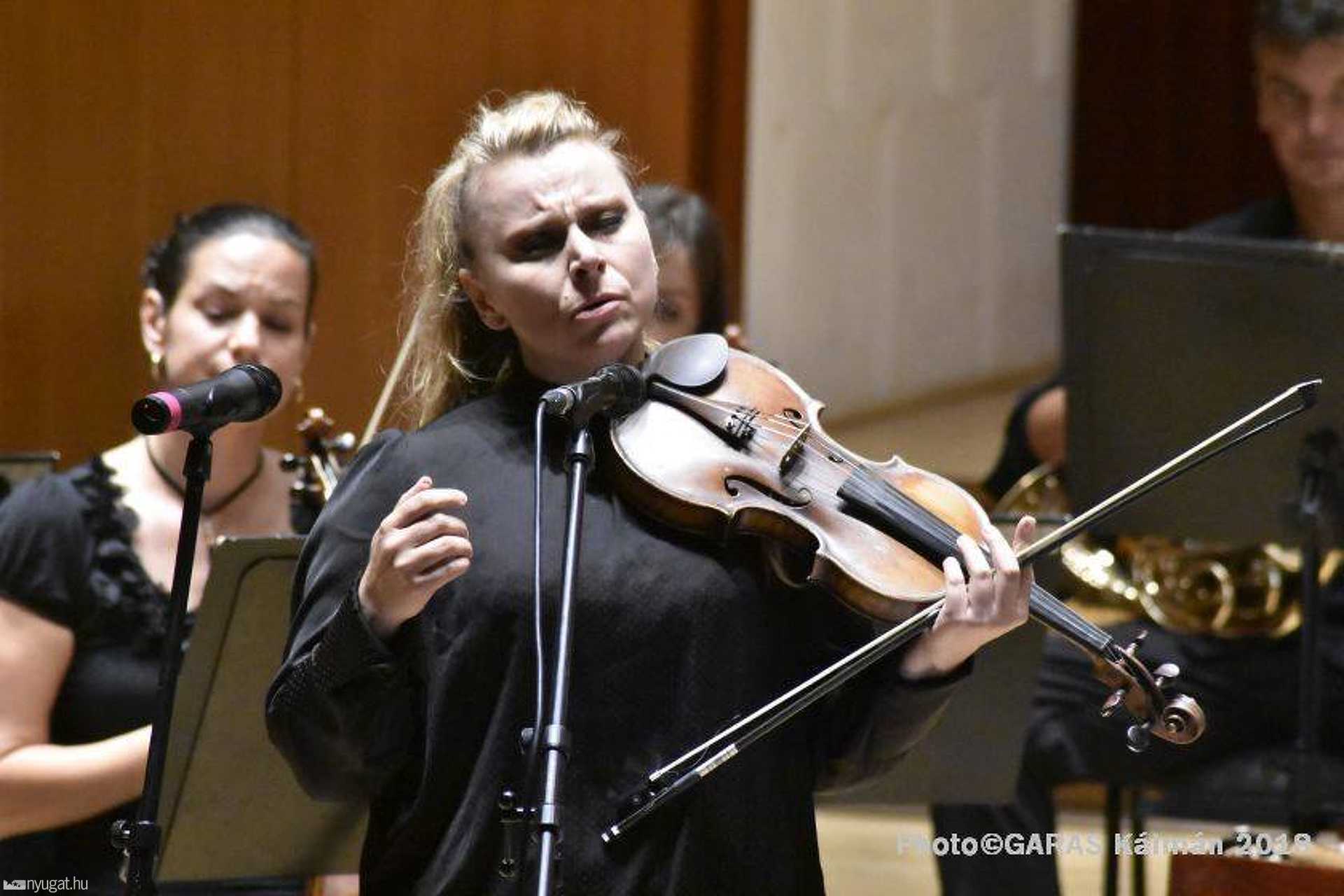 Szirtes Edina Mókus és a Savaria Szimfonikus Zenekar