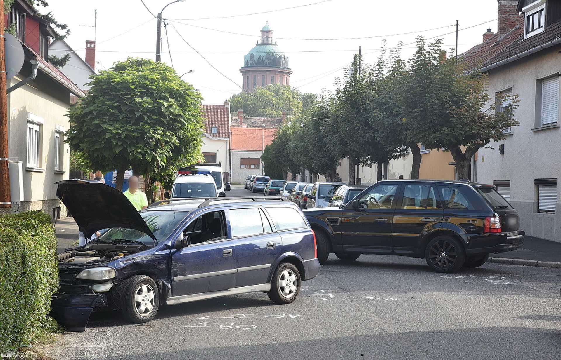 Range Roverrel ütközött, majd oszlopnak hajtott egy Opel