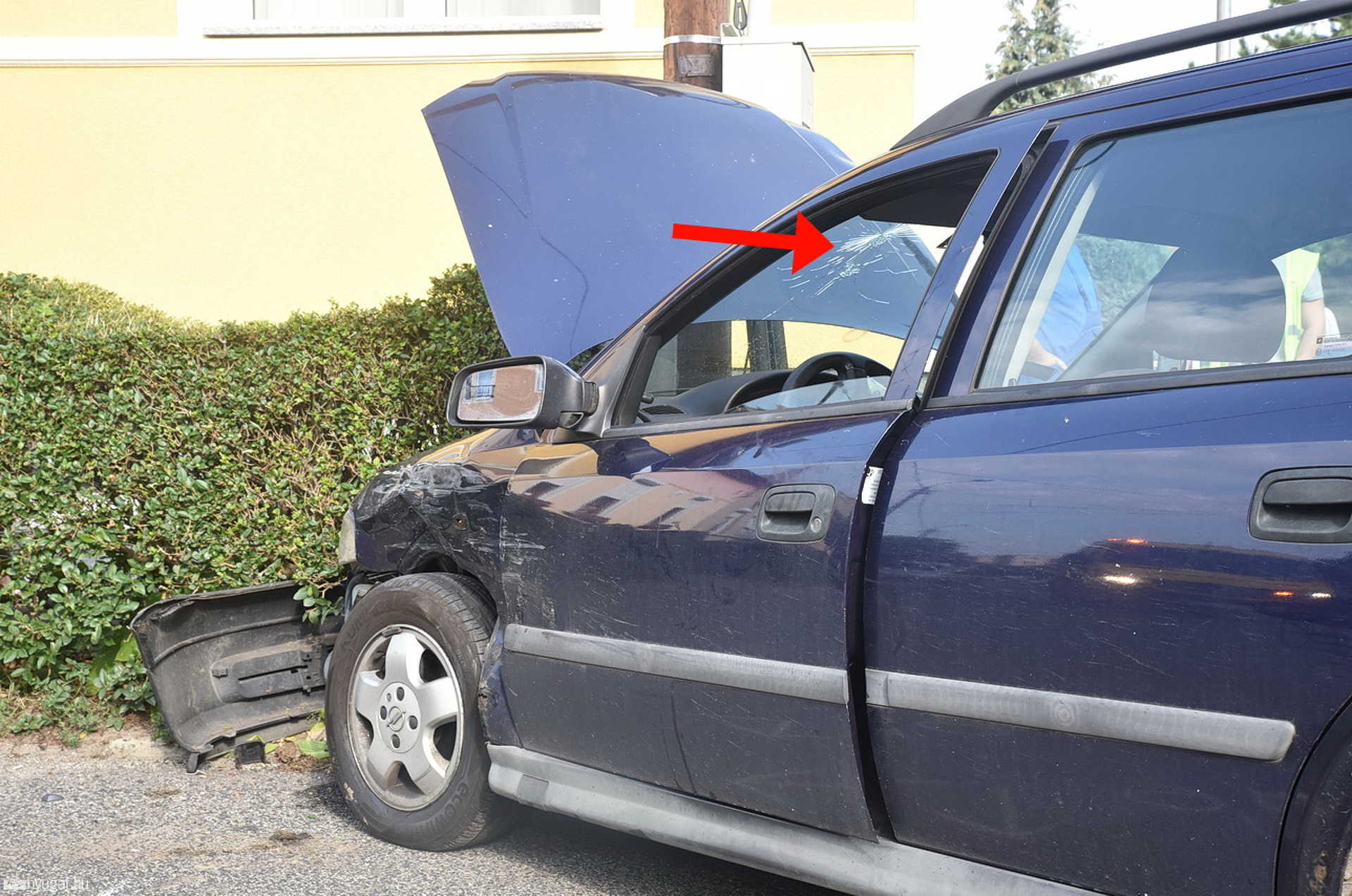 Range Roverrel ütközött, majd oszlopnak hajtott egy Opel